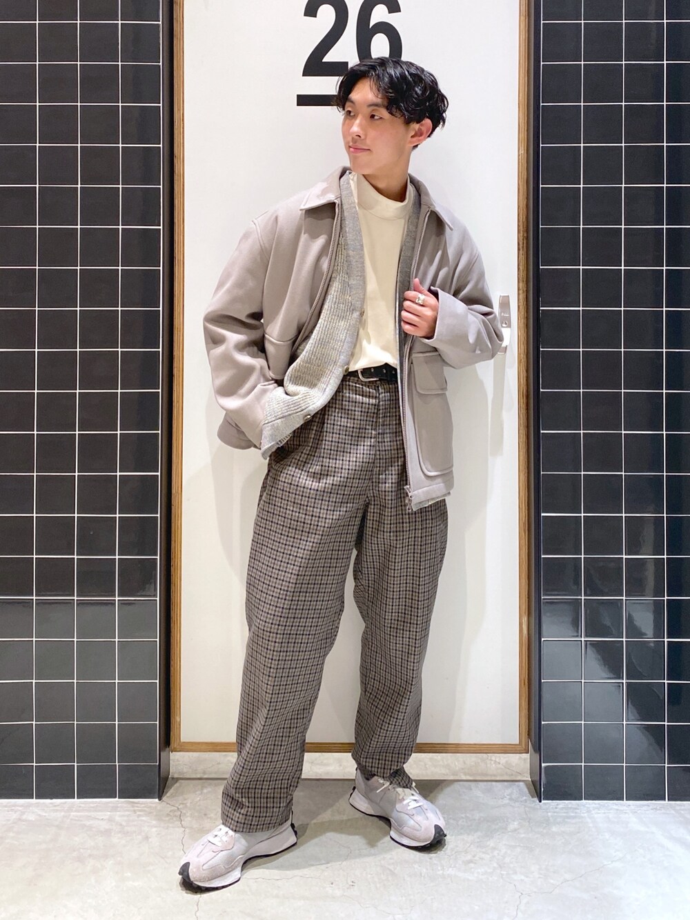 「ブルゾン、カーディガン、ワントーンコーデ、New Balance、ハイネック、レイヤードスタイル、ワイドパンツ、チェックパンツ、タックイン、厚底シューズ、きれいめカジュアル、ニコアンド、低身長コーデ、niko and ...、ニコアンド(niko and...)」｜「niko and...のウーリーテックZIPアップブルゾン（ブルゾン、ホワイト系）」を使った、ぜっきーさん（メンズ・165cm）の冬コーディネートの1枚目の写真