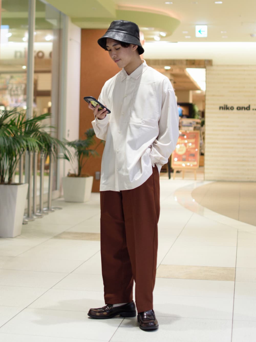 「niko and ...、ニコアンド、ビッグシャツ、白シャツ、ワイドパンツ、バギーパンツ、テーパードパンツ、スラックス、ローファー、バケットハット、レザーハット、キレイめ、秋服準備はじめました、秋先取りコーデ、低身長コーデ」｜「niko and...のワイドシームポケットシャツ（シャツ/ブラウス、ホワイト系）」を使った、ぜっきーさん（メンズ・165cm）の夏コーディネートの1枚目の写真