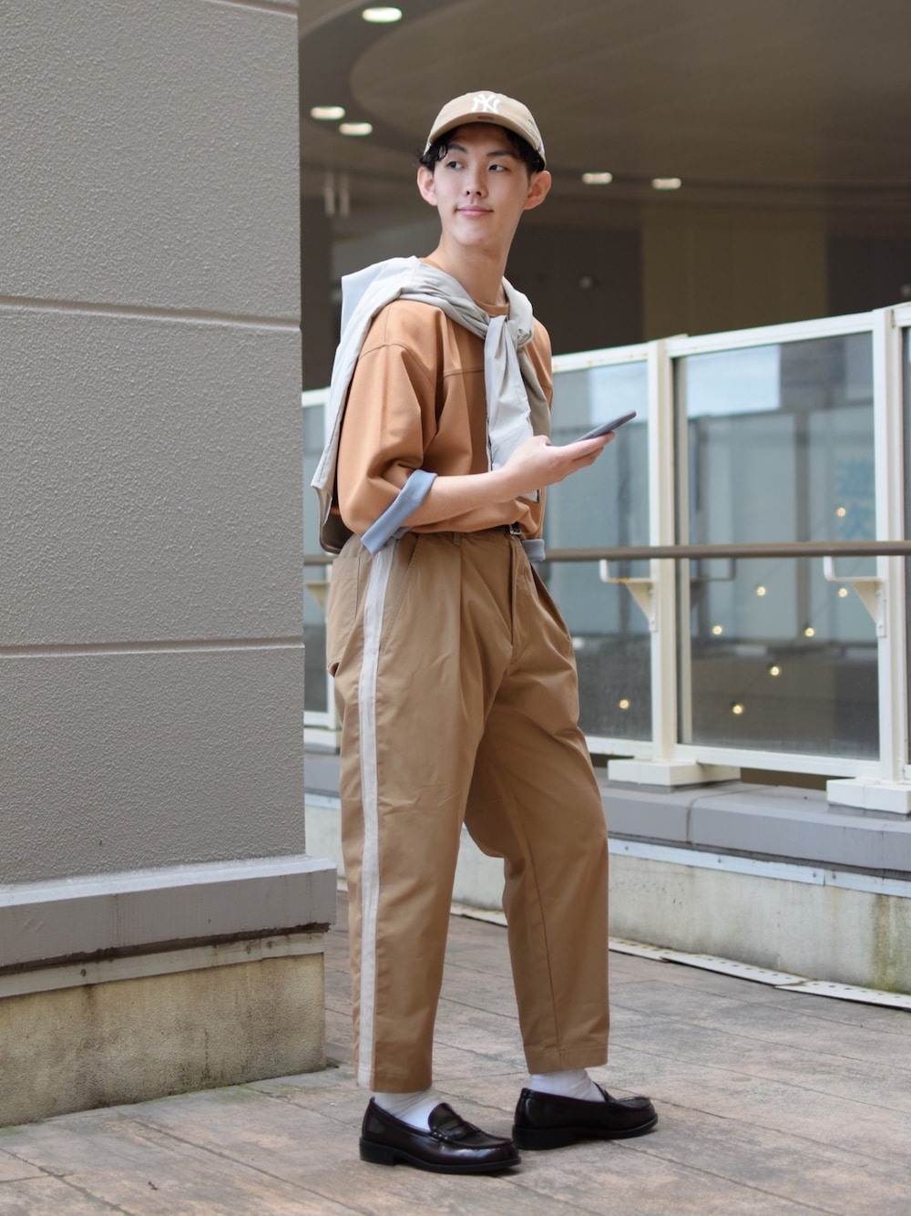 「niko and ...、ニコアンド、ビッグシルエット、7分袖、Tシャツ、タックイン、テーパードパンツ、ラインパンツ、肩掛け、革靴、ローファー、HARUTA、キャップ、NEW ERA、低身長コーデ」|「niko and...のリバーシブル7分袖プルオーバー(Tシャツ/カットソー、イエロー系)」を使った、ぜっきーさん(メンズ・165cm)の春コーディネートの2枚目の写真