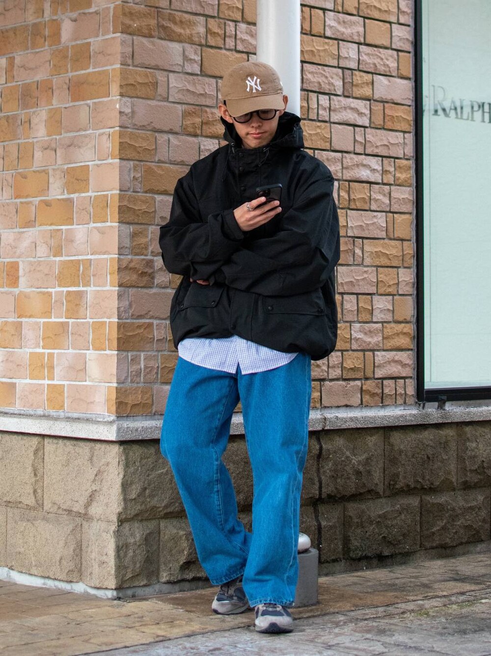 ブルー系のシャツ/ブラウス、ブルー系のデニムパンツ、ブラック系のマウンテンパーカーを着用したメンズの冬コーディネートの1枚目の写真