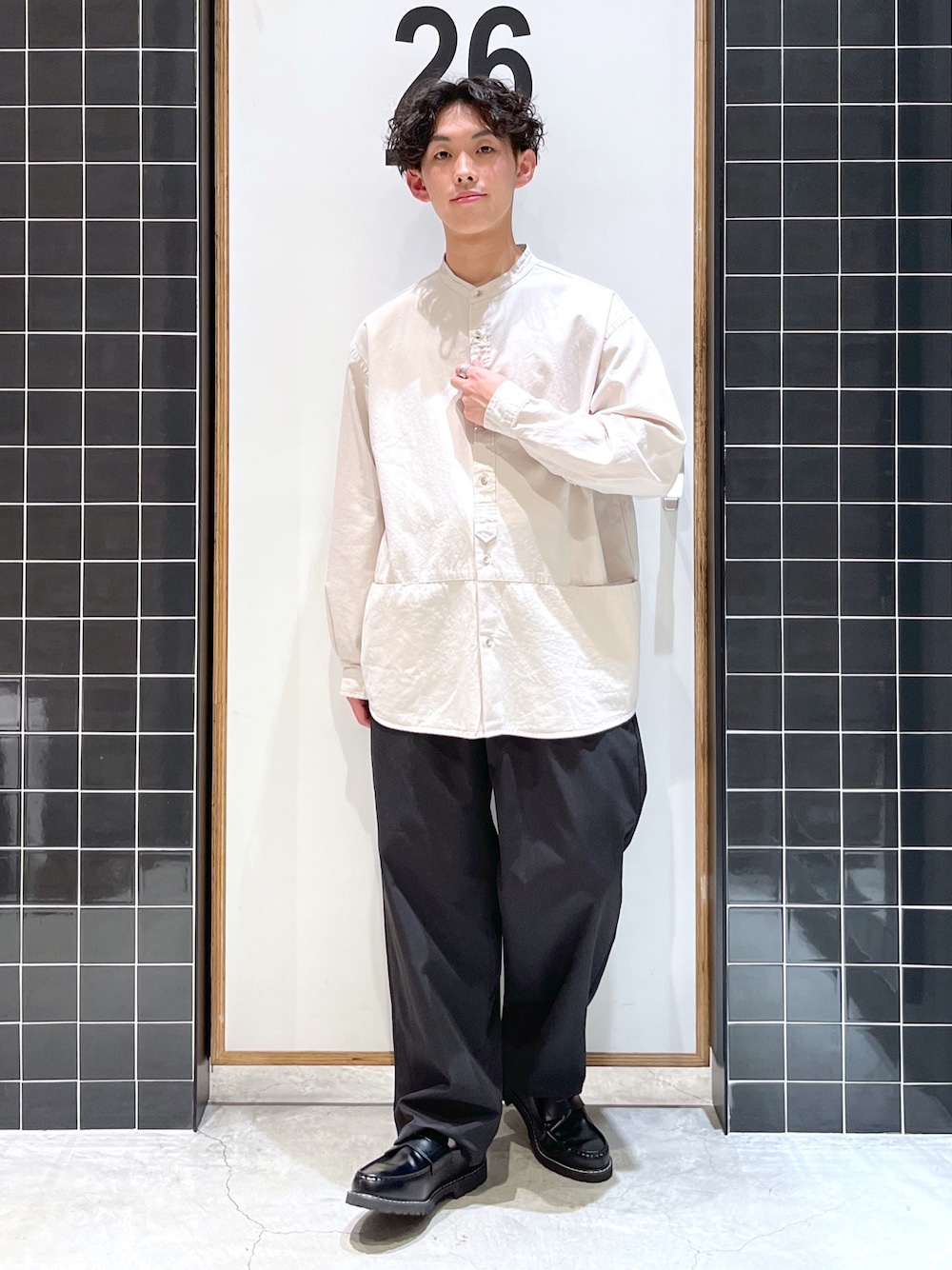 「niko and ...、ニコアンド、シンプルコーデ、シャツスタイル、ノーカラーシャツ、ロングシャツ、スラックス、ワイドパンツ、黒パンツ、ローファー、革靴、春コーデ、低身長コーデ、きれいめカジュアル、ビッグシルエット」｜「niko and...のコットンツイルバンドカラーシャツ（シャツ/ブラウス、ベージュ系）」を使った、ぜっきーさん（メンズ・165cm）の春コーディネートの2枚目の写真