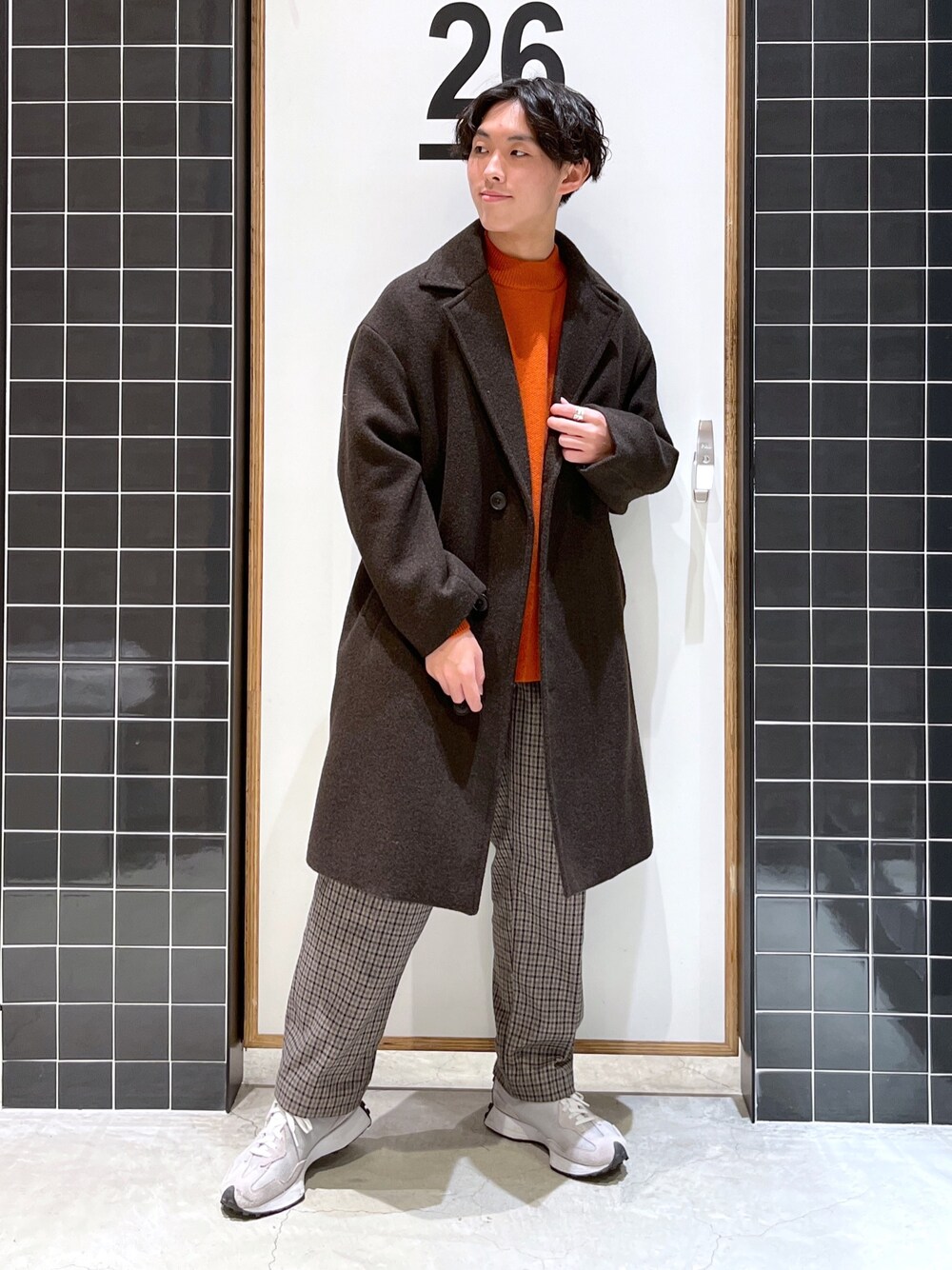「niko and ...、ニコアンド、ロングコート、チェスターコート、モックネック、モックネックニット、ワイドパンツ、チェックパンツ、スラックス、冬コーデ、私の推しブランド、厚底シューズ、New Balance、低身長コーデ、オレンジ」｜「niko and...のPEネップ起毛コート（チェスターコート、ブラウン系）」を使った、ぜっきーさん（メンズ・165cm）の冬コーディネートの2枚目の写真