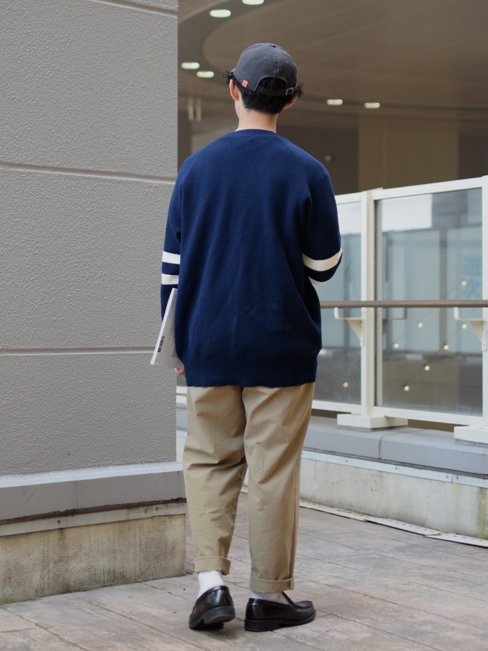「niko and ...、ニコアンド、春ニット、ネイビーニット、カーディガン、春コーデ、ワイドパンツ、ベージュパンツ、革靴、ローファー、レイヤードスタイル、ビッグシルエット、キャップ、きれいめカジュアル、低身長コーデ」｜「UNIVERSAL OVERALLの【UNIVERSAL OVERALL】別注ウォッシュドコットンローキャップ（キャップ、グレー系）」を使った、ぜっきーさん（メンズ・165cm）の春コーディネートの4枚目の写真