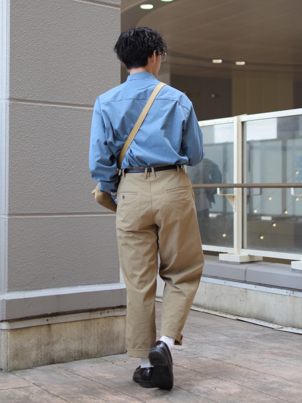 「niko and ...、ニコアンド、春コーデ、パステル映える春、ブルーシャツ、シャツスタイル、ワイドパンツ、スラックス、ベージュパンツ、ローファー、革靴、きれいめカジュアル、タックイン、ショルダーバッグ、低身長コーデ」｜「niko and...のマイクロピーチスキンシャツ（シャツ/ブラウス、ブルー系）」を使った、ぜっきーさん（メンズ・165cm）の春コーディネートの4枚目の写真