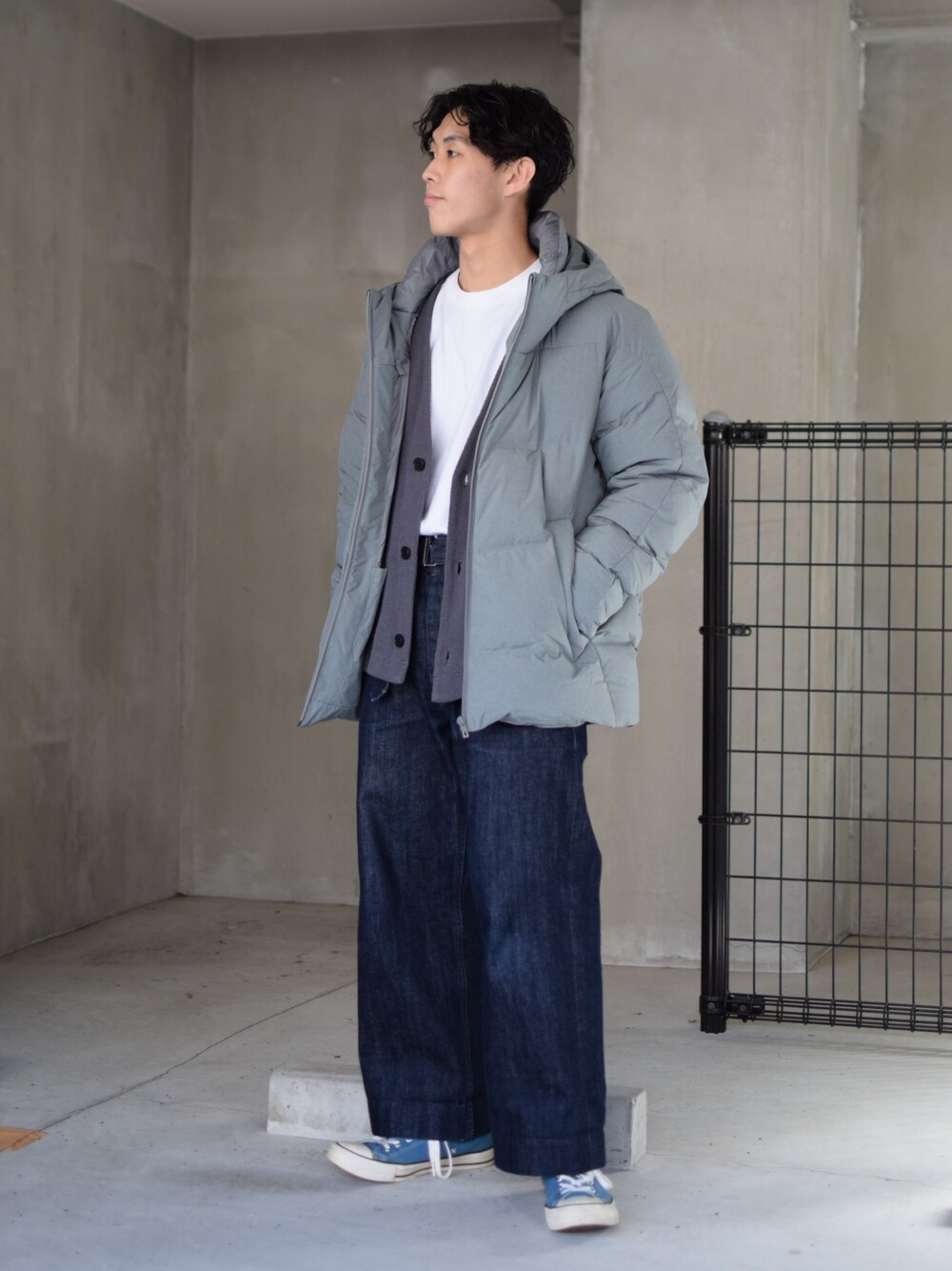 「UNIQLO、ダウンジャケット、CONFECT、カーディガン、白Tシャツ、MHL.、ワイドパンツ、デニム、ワイドデニム、converse、ワントーンコーデ、タックイン、あったかコーデ、低身長コーデ、ブルーコーデ」｜「UNIQLOのアイテム（ダウンジャケット/コート、グレー系）」を使った、ぜっきーさん（メンズ・165cm）の冬コーディネートの2枚目の写真