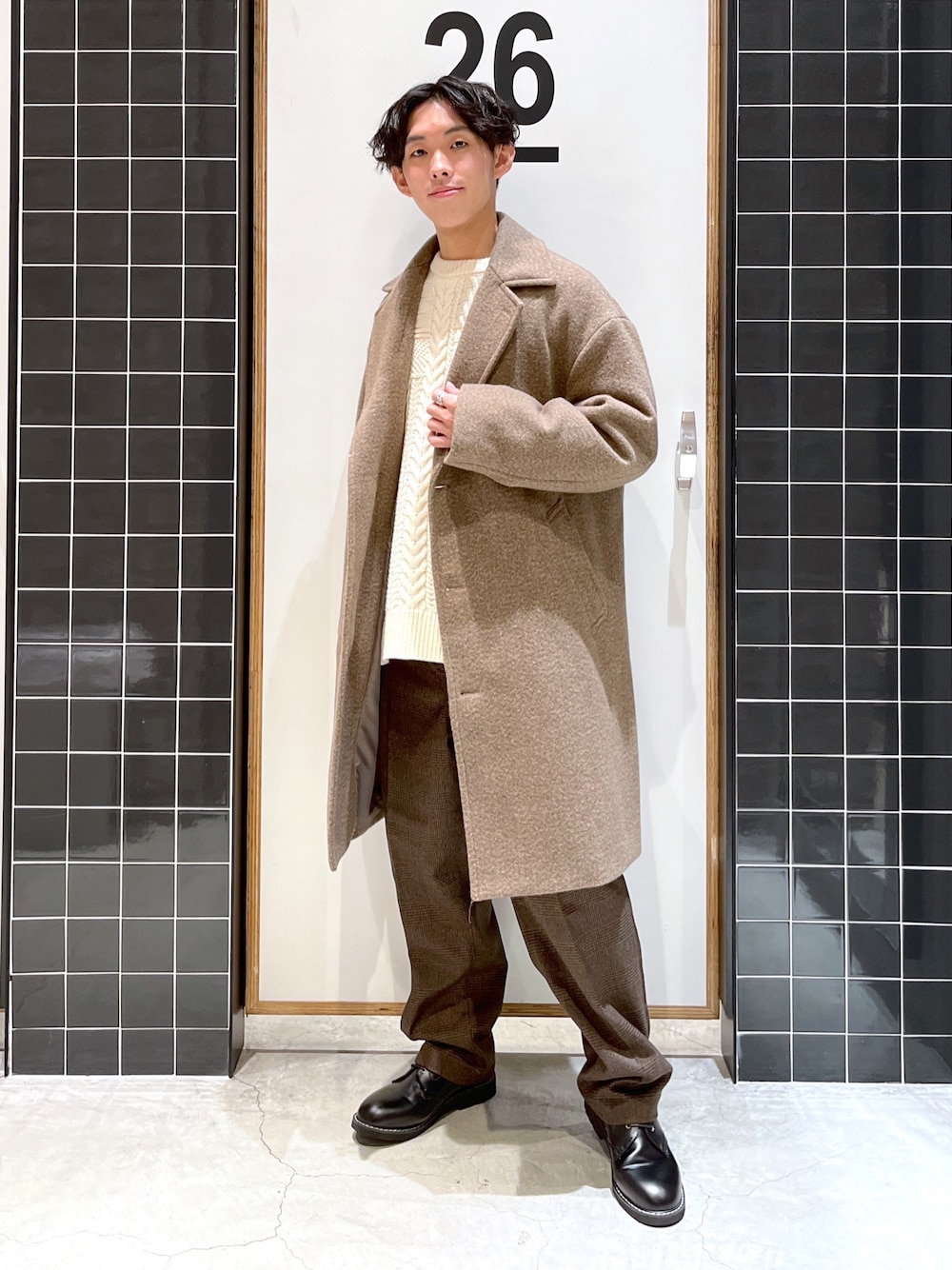「クリスマスに着たい服、チェック柄に恋してる、ロングコート、チェスターコート、ビッグシルエット、アランニット、ニット、ワイドパンツ、スラックス、チェックパンツ、革靴、冬コーデ、低身長コーデ、きれいめカジュアル、ワントーンコーデ」｜「niko and...のPEネップ起毛コート（チェスターコート、その他）」を使った、ぜっきーさん（メンズ・165cm）の冬コーディネートの5枚目の写真