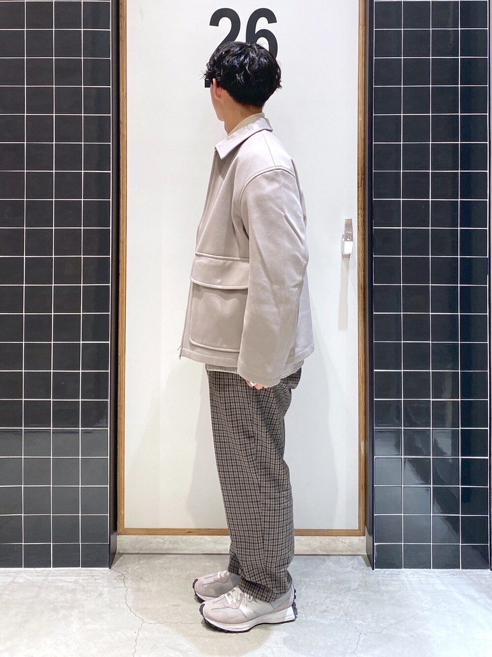 「ブルゾン、カーディガン、ワントーンコーデ、New Balance、ハイネック、レイヤードスタイル、ワイドパンツ、チェックパンツ、タックイン、厚底シューズ、きれいめカジュアル、ニコアンド、低身長コーデ、niko and ...、ニコアンド(niko and...)」|「niko and...のウーリーテックZIPアップブルゾン(ブルゾン、ホワイト系)」を使った、ぜっきーさん(メンズ・165cm)の冬コーディネートの3枚目の写真