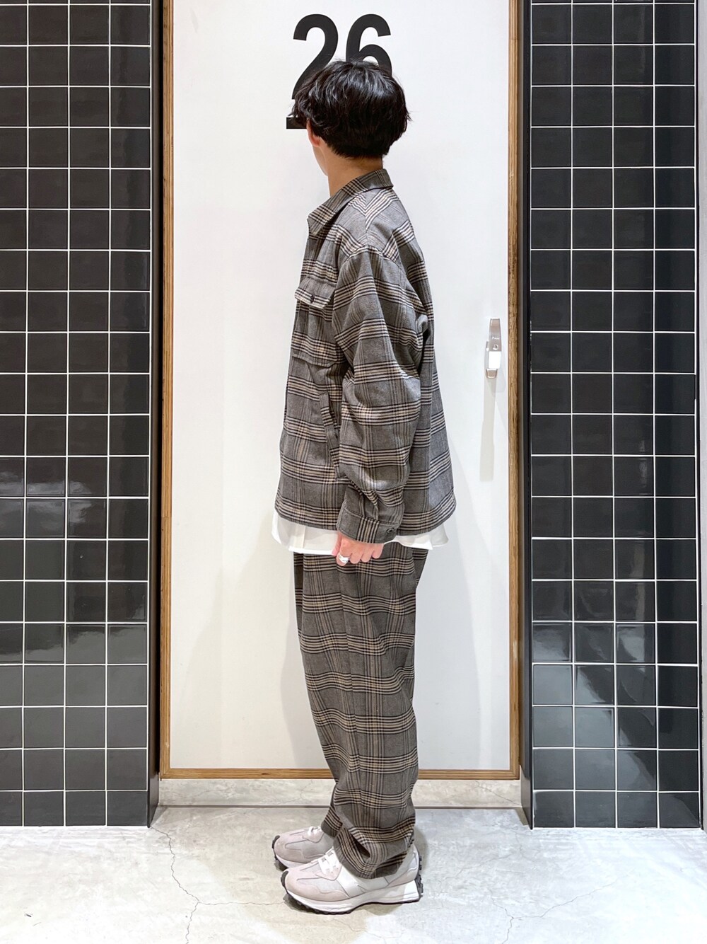 「niko and ...、ニコアンド、私の推しブランド、CPOジャケット、CPOシャツ、チェックシャツ、ノーカラーシャツ、白シャツ、チェックパンツ、スラックス、ワイドパンツ、新年一発目、セットアップ、低身長コーデ、厚底シューズ」｜「niko and...のツイルチェックCPOジャケット（ブルゾン、グレー系）」を使った、ぜっきーさん（メンズ・165cm）の冬コーディネートの2枚目の写真
