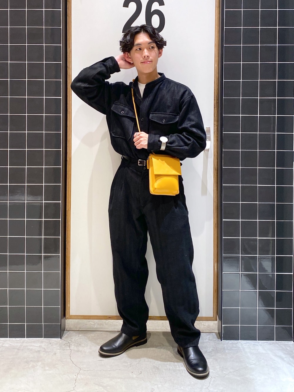 「niko and ...、ニコアンド、ニコアンド(niko and...)、セットアップ、タックイン、ノーカラーシャツ、バンドカラーシャツ、CPOシャツ、ワイドパンツ、テーパードパンツ、サイドゴアブーツ、革靴、ショルダーバッグ、低身長コーデ、ブラック」｜「niko and...の[セットアップ対応]ヘリンボーンバンドシャツ（シャツ/ブラウス、グレー系）」を使った、ぜっきーさん（メンズ・165cm）の冬コーディネートの1枚目の写真