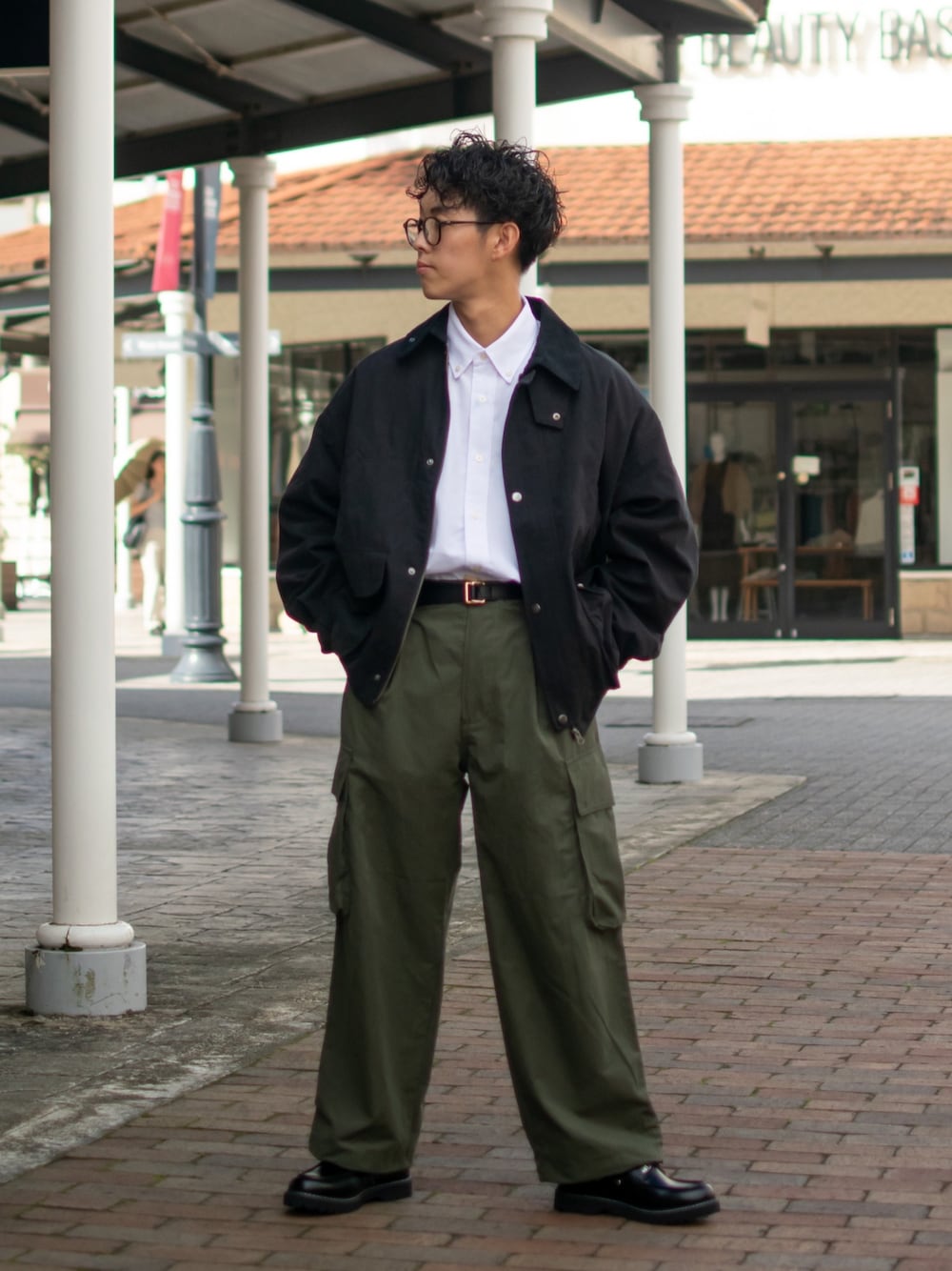 「秋服まるっと大公開、秋コーデ、カーゴパンツ、ワイドパンツ、メガネ男子、秋のコーデ、きれいめカジュアル、ハンティングジャケット、ブルゾン、白シャツ、タックイン、デッキシューズ、niko and ...、低身長、低身長コーデ」｜「niko and...のジョイントハンティングブルゾン（ブルゾン、ブラック系）」を使った、ぜっきーさん（メンズ・165cm）の秋コーディネートの1枚目の写真
