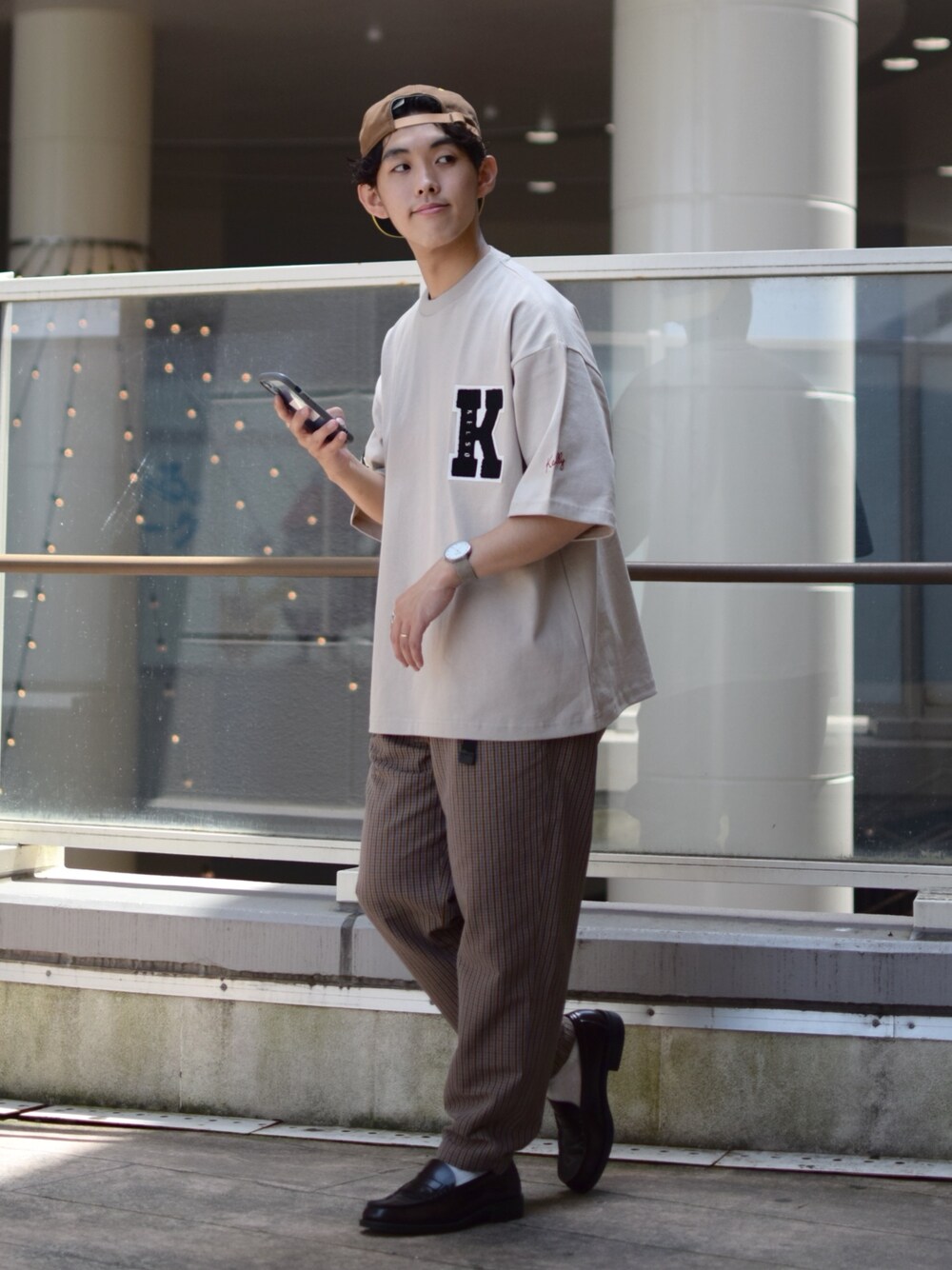 「niko and ...、ニコアンド、ビッグT、ロゴT、ワッペン、ワイドパンツ、テーパードパンツ、チェックパンツ、革靴、ローファー、キャップ、ベースボールキャップ、きれいめカジュアル、ワントーンコーデ、低身長コーデ」｜「niko and...のツイルベースボールキャップ（キャップ、ブラウン系）」を使った、ぜっきーさん（メンズ・165cm）の夏コーディネートの1枚目の写真