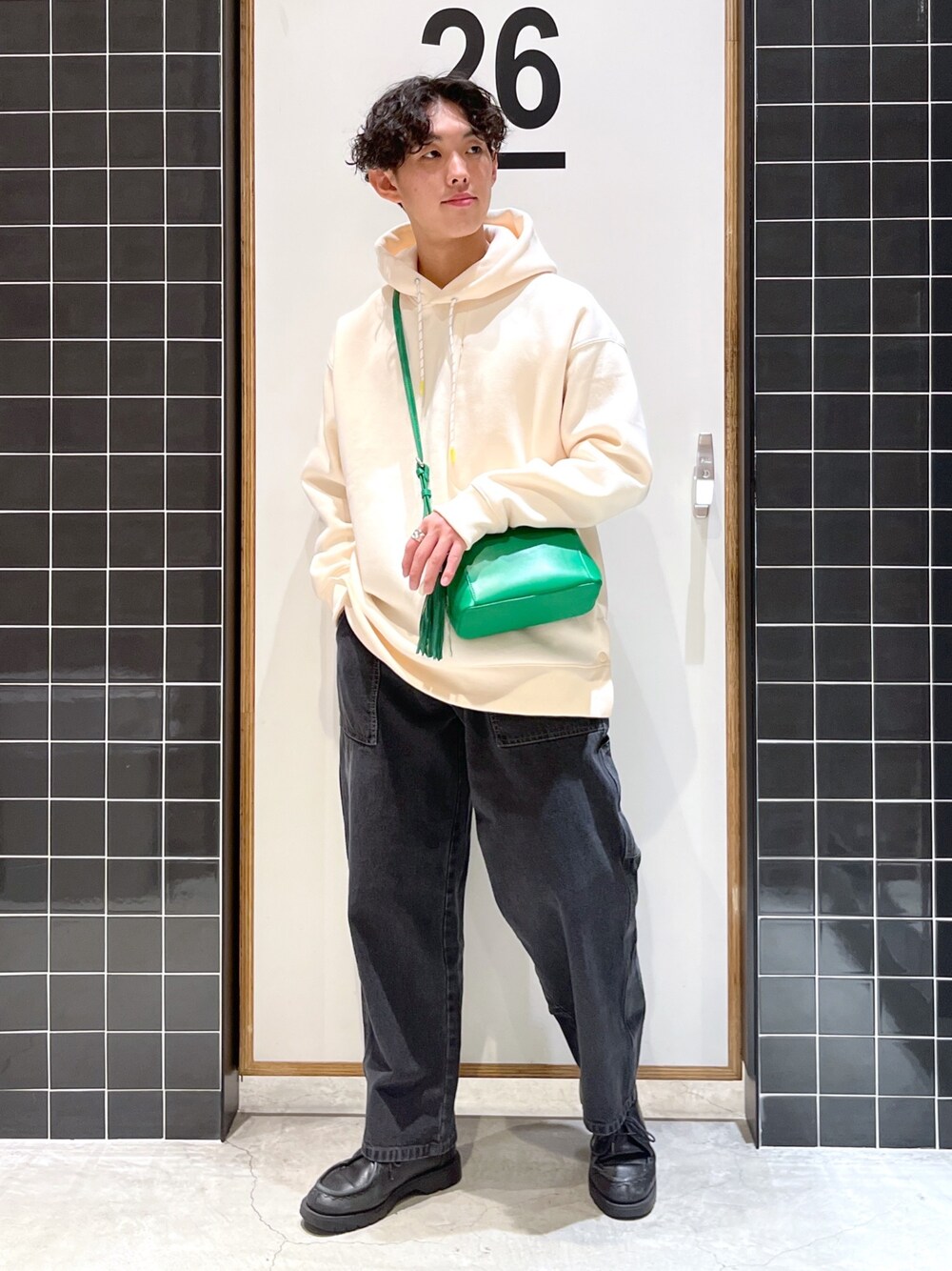 「niko and ...、ニコアンド、白パーカー、パーカー、パーカーコーデ、ワイドパンツ、ワイドデニム、ペインターパンツ、革靴、KLEMAN、ショルダーバッグ、低身長コーデ、グリーン、ビッグシルエット、グリーンバッグ」｜「niko and...の速乾パイル起毛パーカー（パーカー、ベージュ系）」を使った、ぜっきーさん（メンズ・165cm）の冬コーディネートの2枚目の写真