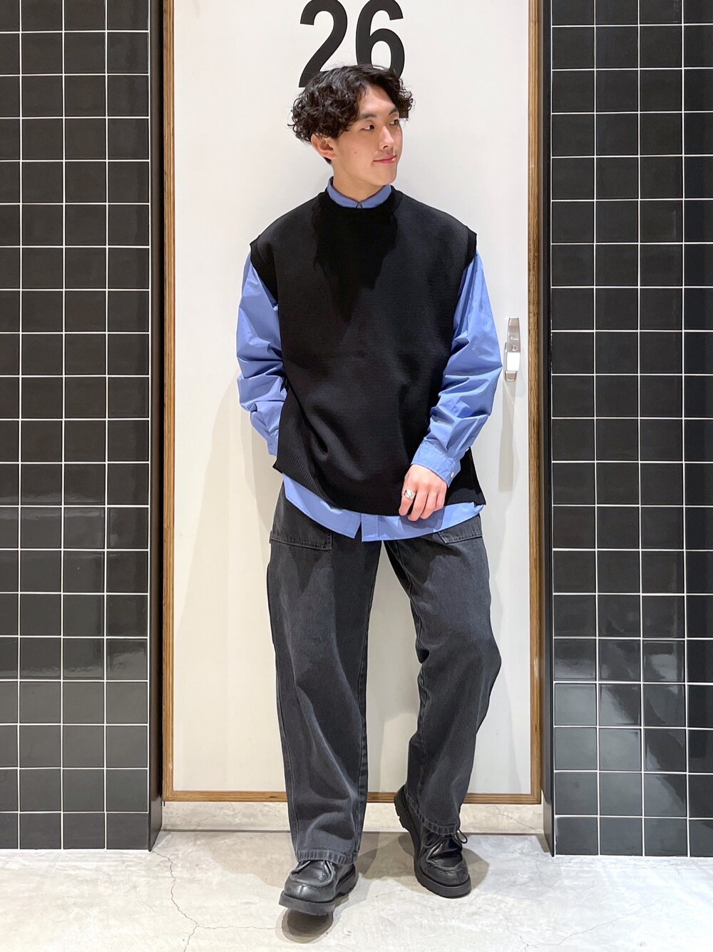 「niko and ...、ニコアンド、青シャツ、シャツ、ニットベスト、ベスト、ワイドパンツ、ワイドデニム、ペインターパンツ、革靴、KLEMAN、低身長コーデ、レイヤードスタイル、春コーデ、きれいめカジュアル」｜「niko and...のmiulisse(ミュウリス）Wポケットシャツ[ストレッチ・イージーケア]（シャツ/ブラウス、ブルー系）」を使った、ぜっきーさん（メンズ・165cm）の冬コーディネートの1枚目の写真