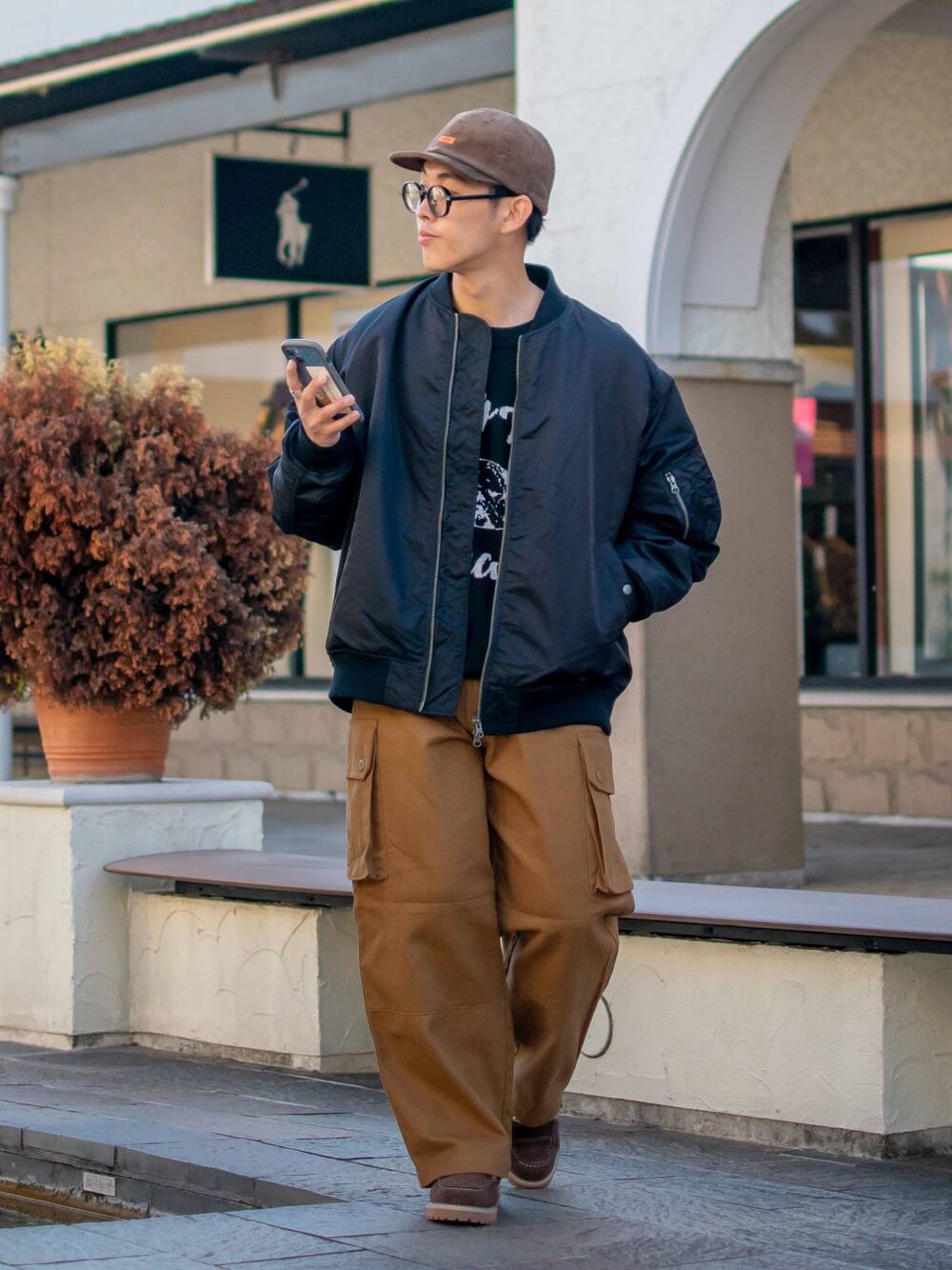 「低身長、低身長コーデ、niko and...、ニコアンド、WEARyouthコーデ、ファッションを楽しもう、キャップ、MA-1、ブルゾン、ニット、ワイドパンツ、カーゴパンツ、ビッグシルエット、デッキシューズ、ブラウン」｜「niko and...のフェイクレザーデッキシューズ（その他シューズ、ブラウン系）」を使った、ぜっきーさん（メンズ・165cm）の秋コーディネートの1枚目の写真