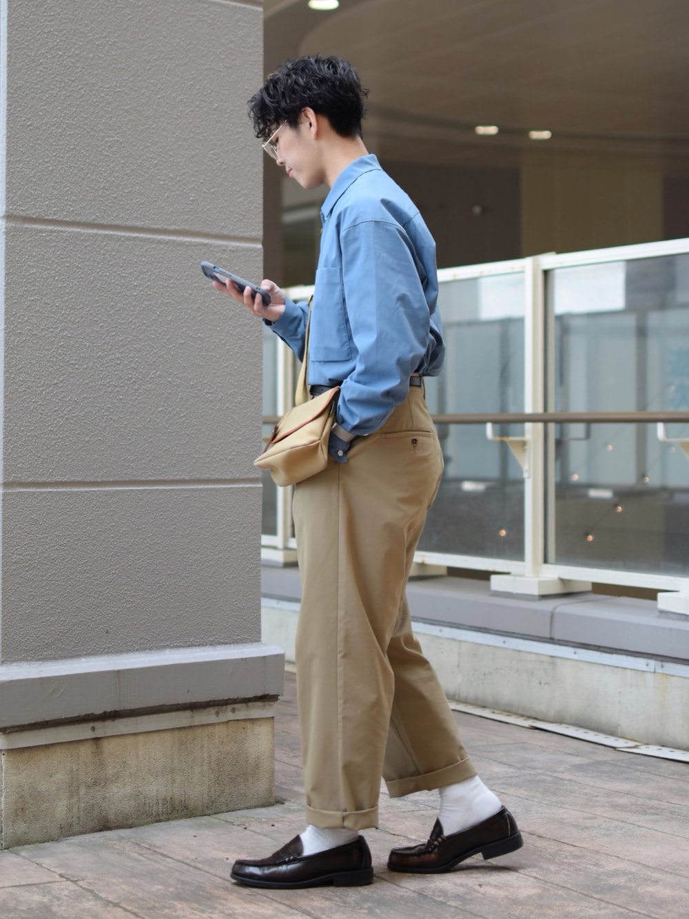 「niko and ...、ニコアンド、春コーデ、パステル映える春、ブルーシャツ、シャツスタイル、ワイドパンツ、スラックス、ベージュパンツ、ローファー、革靴、きれいめカジュアル、タックイン、ショルダーバッグ、低身長コーデ」｜「niko and...のマイクロピーチスキンシャツ（シャツ/ブラウス、ブルー系）」を使った、ぜっきーさん（メンズ・165cm）の春コーディネートの3枚目の写真