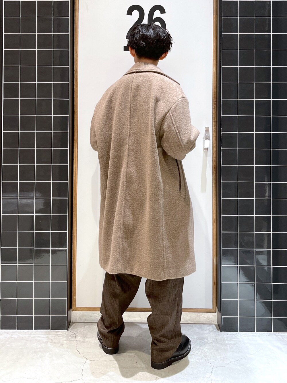 「クリスマスに着たい服、チェック柄に恋してる、ロングコート、チェスターコート、ビッグシルエット、アランニット、ニット、ワイドパンツ、スラックス、チェックパンツ、革靴、冬コーデ、低身長コーデ、きれいめカジュアル、ワントーンコーデ」｜「niko and...のPEネップ起毛コート（チェスターコート、その他）」を使った、ぜっきーさん（メンズ・165cm）の冬コーディネートの4枚目の写真