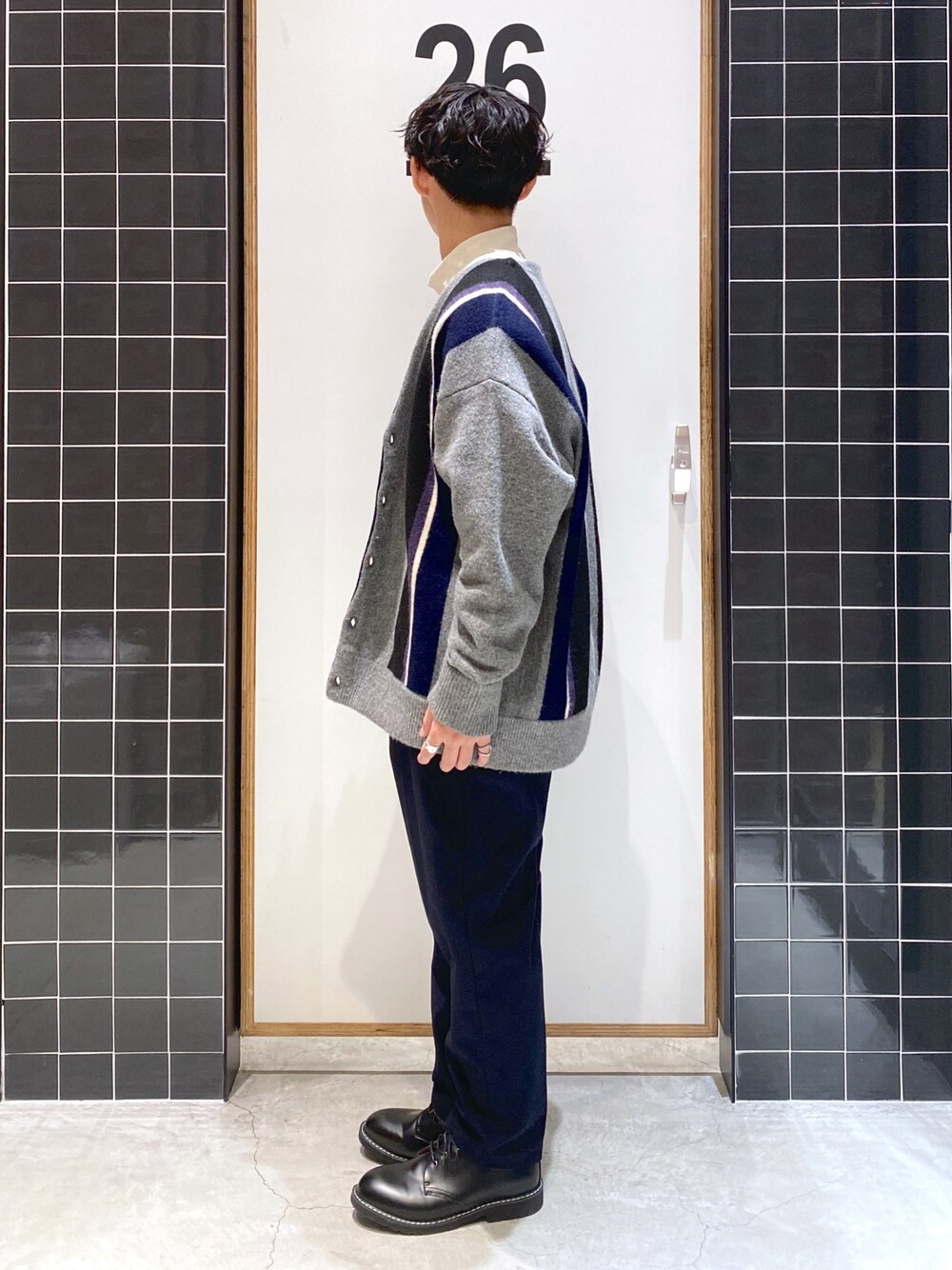「テーパードパンツ、カーディガン、ビッグシルエット、ニットカーディガン、ハイネック、ストライプ、ロンT、ワイドパンツ、革靴、バルーンパンツ、タックイン、きれいめカジュアル、ニコアンド、niko and ...、ニコアンド(niko and...)」｜「niko and...のピーチPEモックネックプルオーバー（Tシャツ/カットソー、ベージュ系）」を使った、ぜっきーさん（メンズ・165cm）の冬コーディネートの3枚目の写真