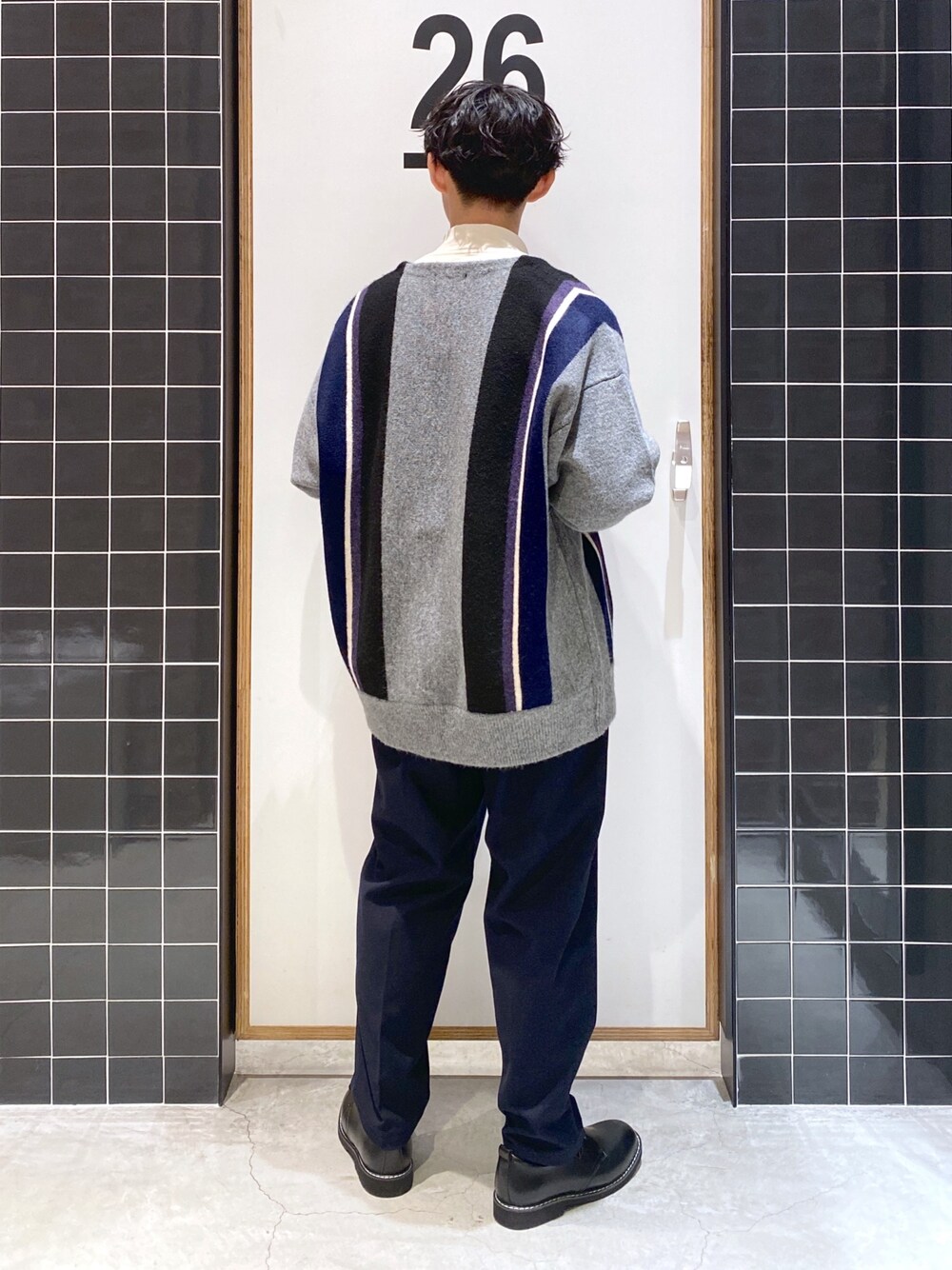 「テーパードパンツ、カーディガン、ビッグシルエット、ニットカーディガン、ハイネック、ストライプ、ロンT、ワイドパンツ、革靴、バルーンパンツ、タックイン、きれいめカジュアル、ニコアンド、niko and ...、ニコアンド(niko and...)」｜「niko and...のピーチPEモックネックプルオーバー（Tシャツ/カットソー、ベージュ系）」を使った、ぜっきーさん（メンズ・165cm）の冬コーディネートの4枚目の写真