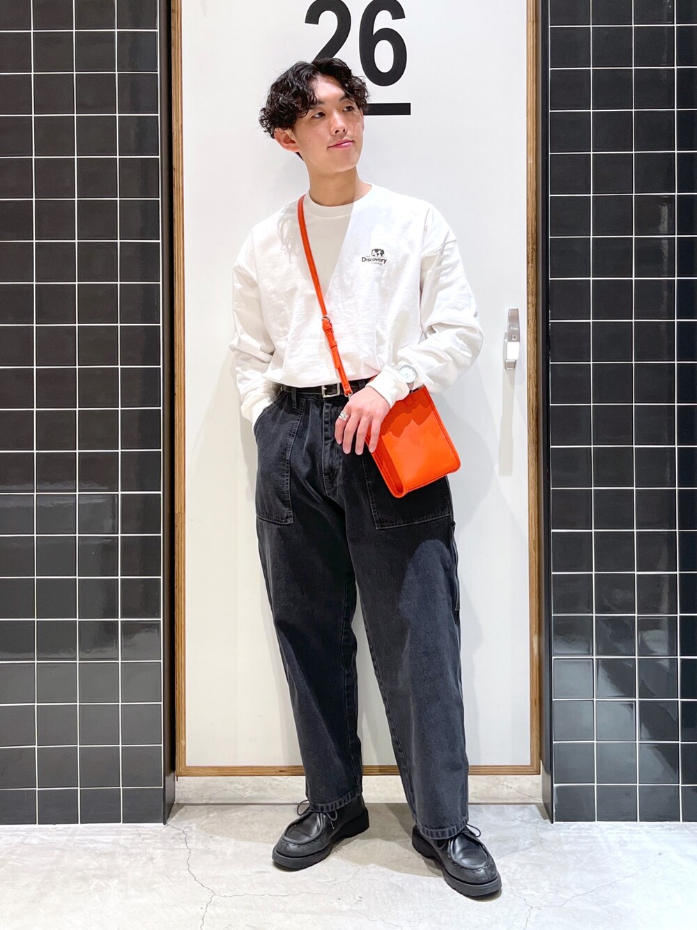 「niko and ...、ニコアンド、白Tシャツ、ロンT、ロゴT、バックプリント、タックイン、ワイドパンツ、ワイドデニム、ペインターパンツ、革靴、KLEMAN、ショルダーバッグ、オレンジ、低身長コーデ」｜「niko and...のディスカバリーチャンネルロンT（Tシャツ/カットソー、ホワイト系）」を使った、ぜっきーさん（メンズ・165cm）の冬コーディネートの2枚目の写真