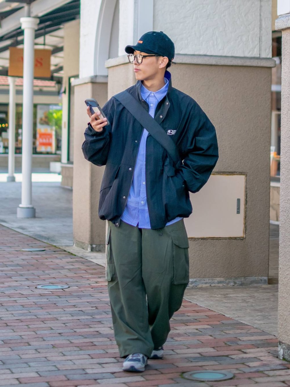 「低身長、低身長コーデ、niko and...、ニコアンド、重ね着ベストシーズン、WEARyouthコーデ、レイヤードスタイル、キャップ、ブルゾン、ナイロンジャケット、シャツ、カーゴパンツ、ワイドパンツ、ショルダーバッグ、秋コーデ」｜「niko and...のオリジナルクラウンパントだて眼鏡＆サングラス（メガネ、ブラック系）」を使った、ぜっきーさん（メンズ・165cm）の秋コーディネートの1枚目の写真