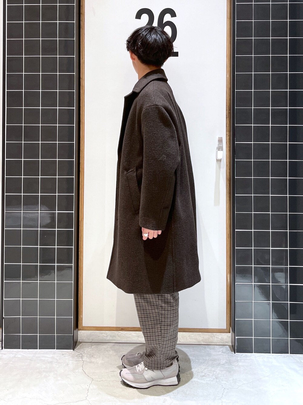 「niko and ...、ニコアンド、ロングコート、チェスターコート、モックネック、モックネックニット、ワイドパンツ、チェックパンツ、スラックス、冬コーデ、私の推しブランド、厚底シューズ、New Balance、低身長コーデ、オレンジ」｜「niko and...のPEネップ起毛コート（チェスターコート、ブラウン系）」を使った、ぜっきーさん（メンズ・165cm）の冬コーディネートの3枚目の写真