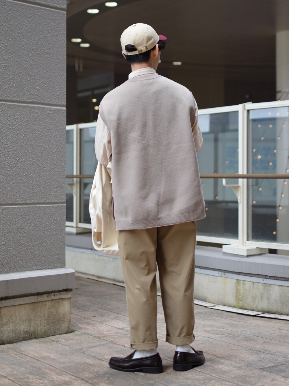 「niko and ...、ニコアンド、春アウター、カバーオール、デニム、デニムジャケット、ニットベスト、ストライプシャツ、ワイドパンツ、ローファー、キャップ、春コーデ、レイヤードスタイル、ワントーンコーデ、低身長コーデ」｜「niko and...のオリジナル配色刺繍キャップ[抗菌防臭]（キャップ、ベージュ系）」を使った、ぜっきーさん（メンズ・165cm）の春コーディネートの5枚目の写真