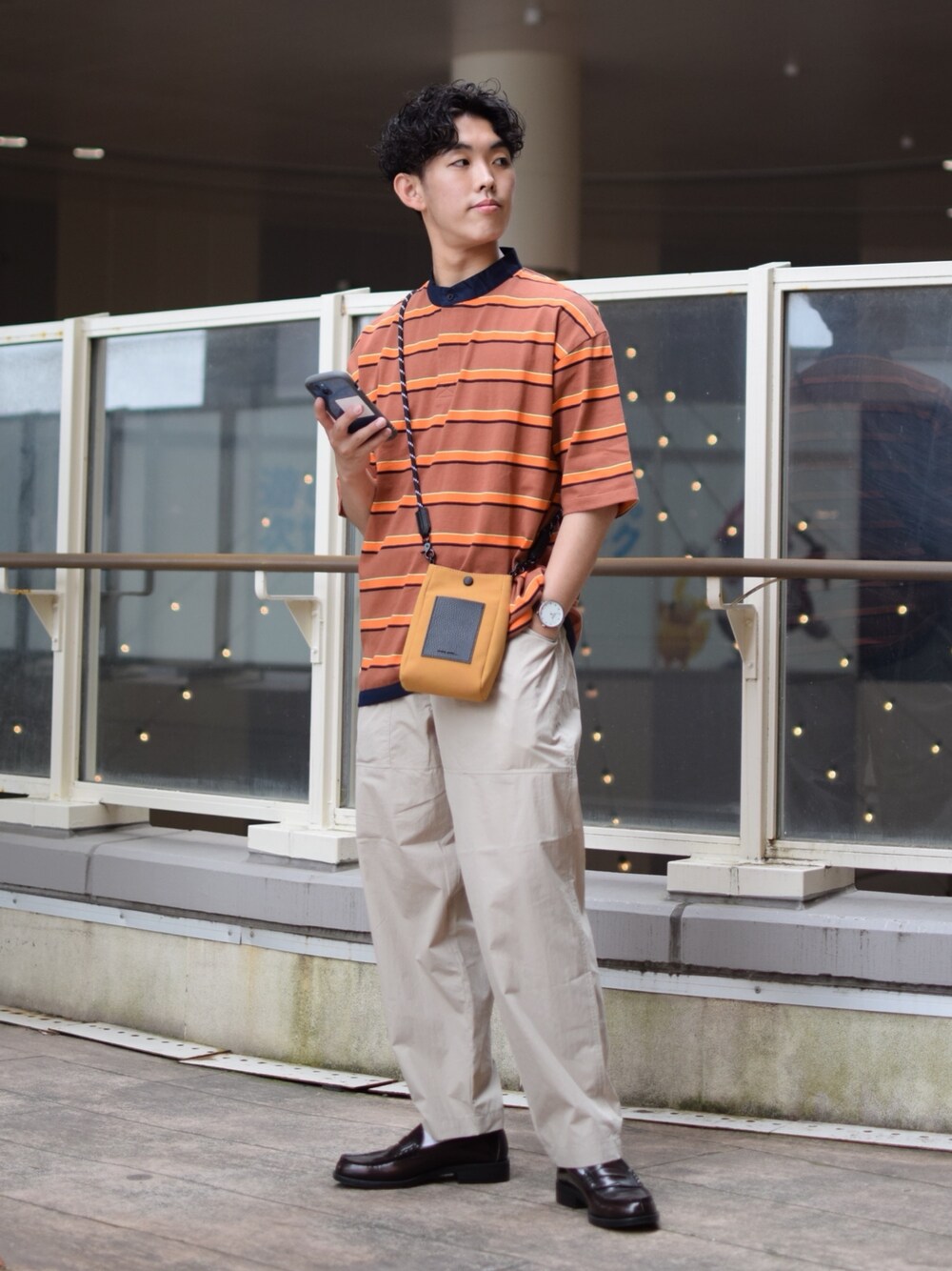 「niko and ...、ニコアンド、ボーダー、ボーダーTシャツ、ボーダートップス、ラガーシャツ、オレンジ、ワイドパンツ、ワークパンツ、ベージュパンツ、ショルダーバッグ、革靴、ローファー、きれいめカジュアル、低身長コーデ」｜「niko and...のマルチボーダーラガーTシャツ（Tシャツ/カットソー、ブラウン系）」を使った、ぜっきーさん（メンズ・165cm）の夏コーディネートの1枚目の写真