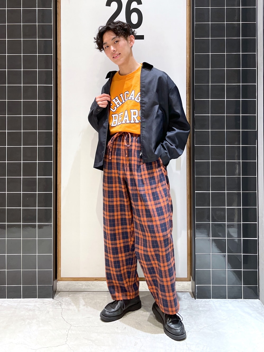 「niko and ...、ニコアンド、NFL、私の推しブランド、ブルゾン、ロゴT、ロンT、タックイン、チェックパンツ、イージーパンツ、革靴、低身長コーデ、オレンジ、きれいめカジュアル、春コーデ」｜「niko and...のPEギャバジンブルゾン（ブルゾン、ブルー系）」を使った、ぜっきーさん（メンズ・165cm）の冬コーディネートの1枚目の写真