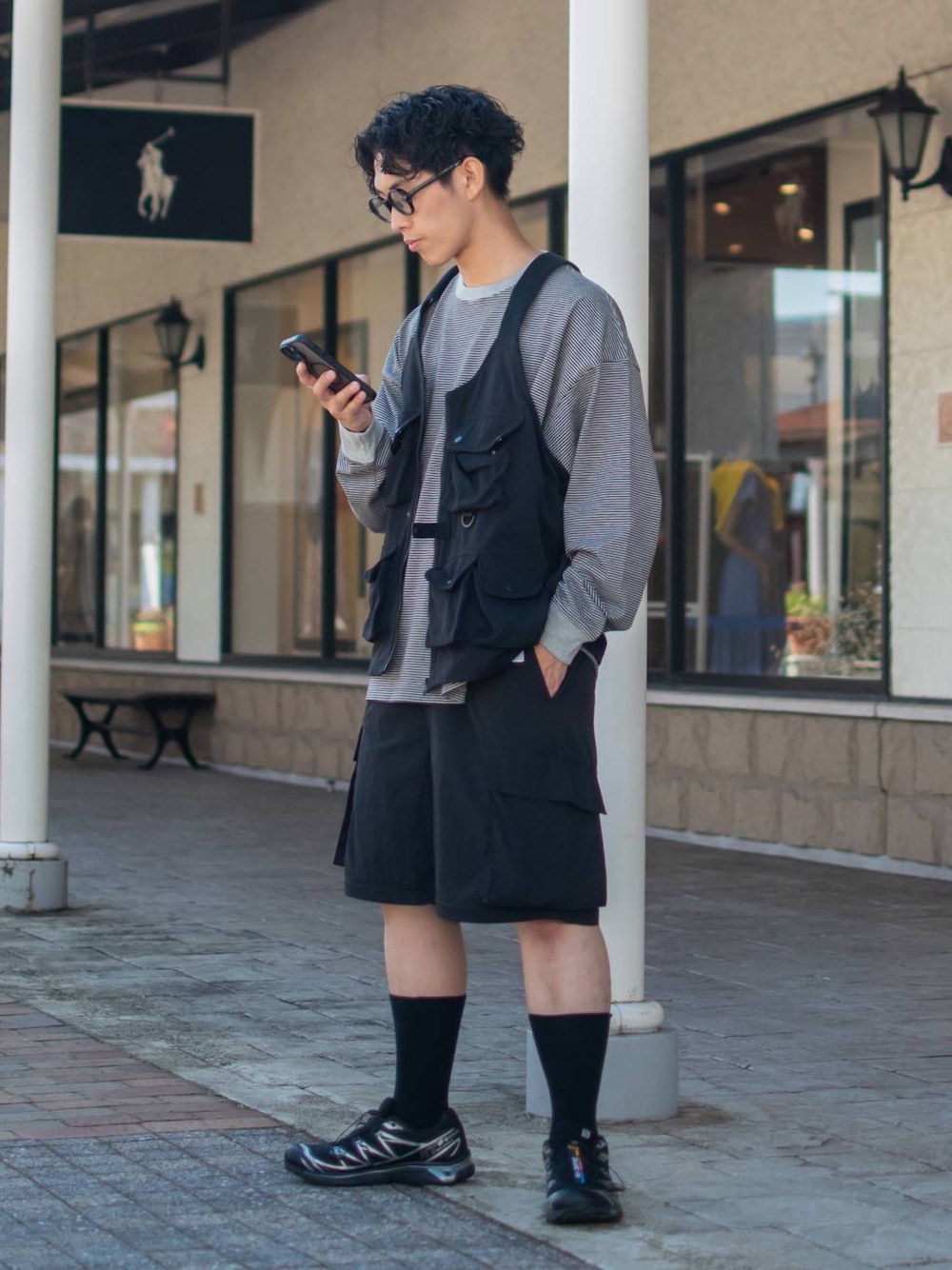「低身長、低身長コーデ、niko and ...、ニコアンド、ロンT、ボーダー、ボーダーTシャツ、ベスト、ワイドパンツ、ハーフパンツ、カーゴパンツ、レイヤードスタイル、スニーカー、モノトーン、秋服準備はじめました」｜「niko and...の2WAYジップカーゴパンツ（カーゴパンツ、ブラック系）」を使った、ぜっきーさん（メンズ・165cm）の夏コーディネートの1枚目の写真