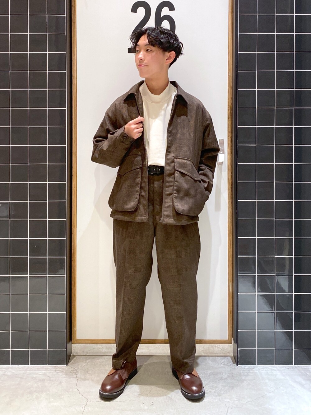 「チェック、ブルゾン、セットアップ、ハイネック、ワイドパンツ、チェックパンツ、革靴、タックイン、きれいめカジュアル、ニコアンド、低身長コーデ、niko and ...、ニコアンド(niko and...)、モックネック、チェック柄に恋してる」｜「niko and...のピーチPEモックネックプルオーバー（Tシャツ/カットソー、ベージュ系）」を使った、ぜっきーさん（メンズ・165cm）の秋コーディネートの2枚目の写真