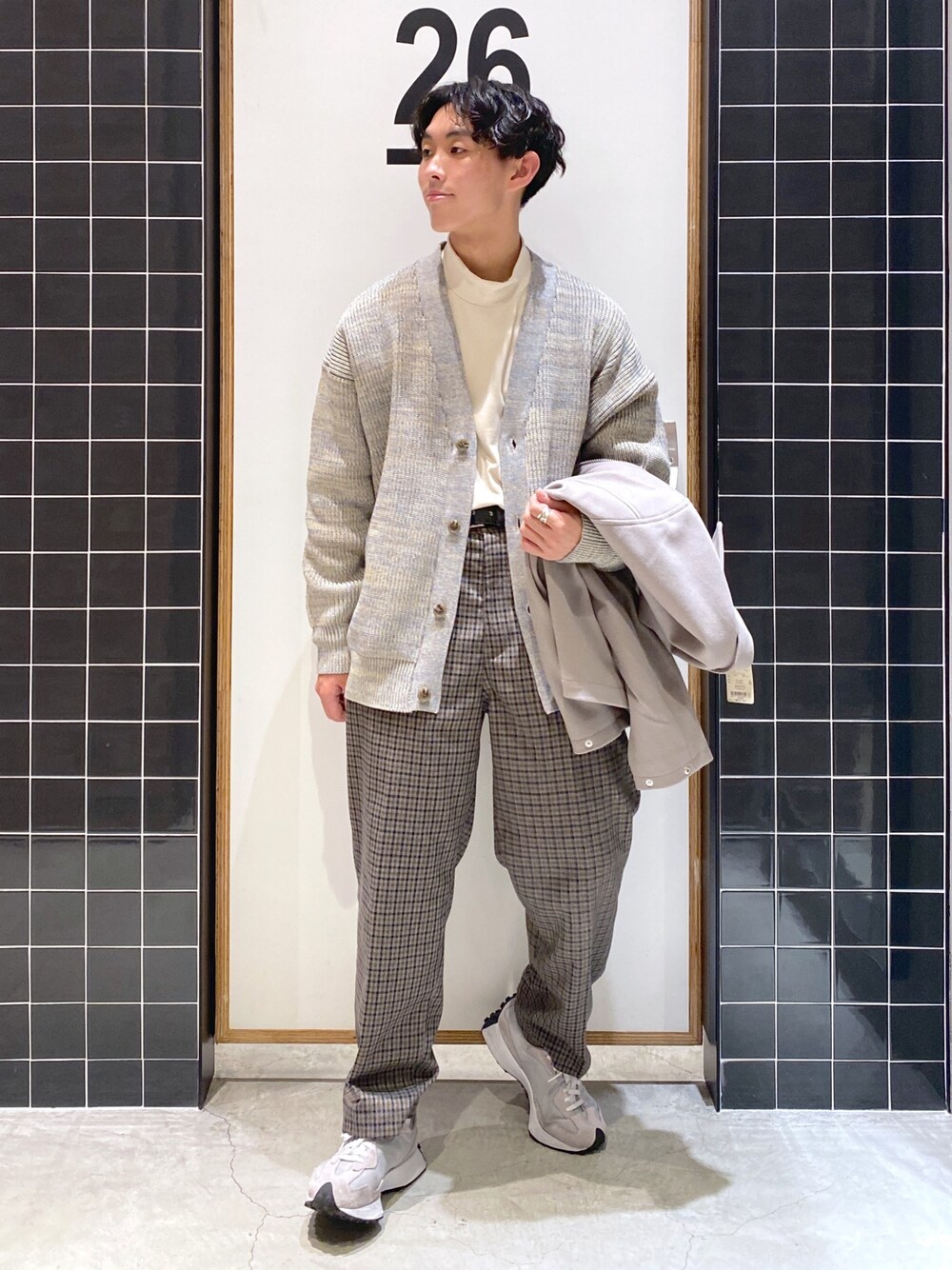 「ブルゾン、カーディガン、ワントーンコーデ、New Balance、ハイネック、レイヤードスタイル、ワイドパンツ、チェックパンツ、タックイン、厚底シューズ、きれいめカジュアル、ニコアンド、低身長コーデ、niko and ...、ニコアンド(niko and...)」|「niko and...のウーリーテックZIPアップブルゾン(ブルゾン、ホワイト系)」を使った、ぜっきーさん(メンズ・165cm)の冬コーディネートの5枚目の写真