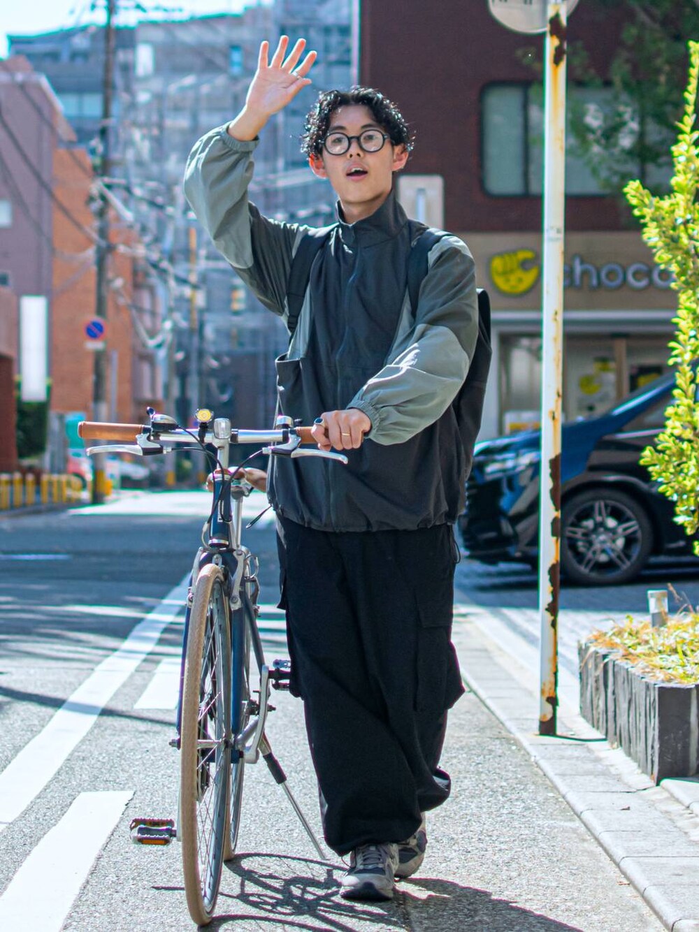 「低身長、低身長コーデ、niko and...、ニコアンド、ファッションを楽しもう、WEARyouthコーデ、ビッグシルエット、ナイロンジャケット、ブルゾン、ワイドパンツ、カーゴパンツ、スポーツミックス、お出かけコーデ、スニーカー、New Balance」｜「niko and...のブロッキングシャカブルゾン（ブルゾン、グレー系）」を使った、ぜっきーさん（メンズ・165cm）の秋コーディネートの1枚目の写真