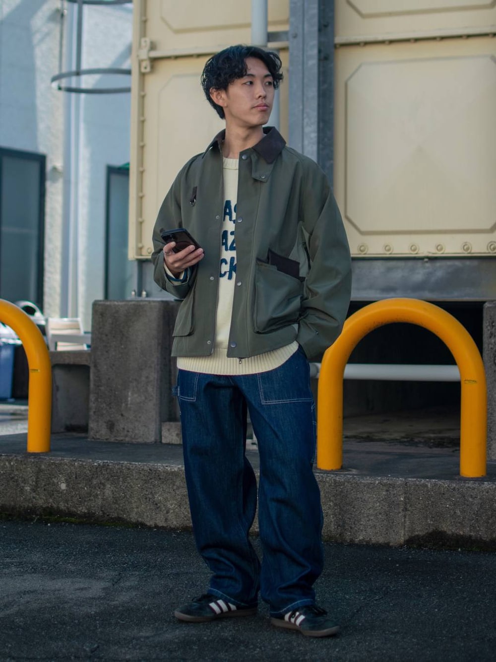 「低身長、niko and ...、ブルゾン、ニット、ワイドパンツ、デニムパンツ、メガネ男子、低身長コーデ、ニコアンド、春、春コーデ、ハンティングジャケット、ブルゾンコーデ、ワイドデニム、デニム」｜「niko and...の【niko and ...JEANS 2025SS】ペインターデニムパンツ（デニムパンツ、ブルー系）」を使った、ぜっきーさん（メンズ・165cm）の冬コーディネートの1枚目の写真