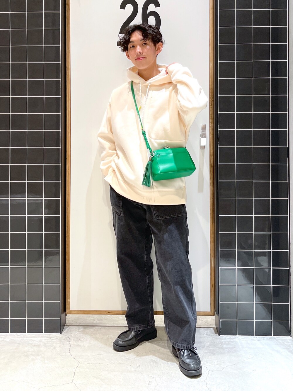 「niko and ...、ニコアンド、白パーカー、パーカー、パーカーコーデ、ワイドパンツ、ワイドデニム、ペインターパンツ、革靴、KLEMAN、ショルダーバッグ、低身長コーデ、グリーン、ビッグシルエット、グリーンバッグ」｜「niko and...の速乾パイル起毛パーカー（パーカー、ベージュ系）」を使った、ぜっきーさん（メンズ・165cm）の冬コーディネートの5枚目の写真