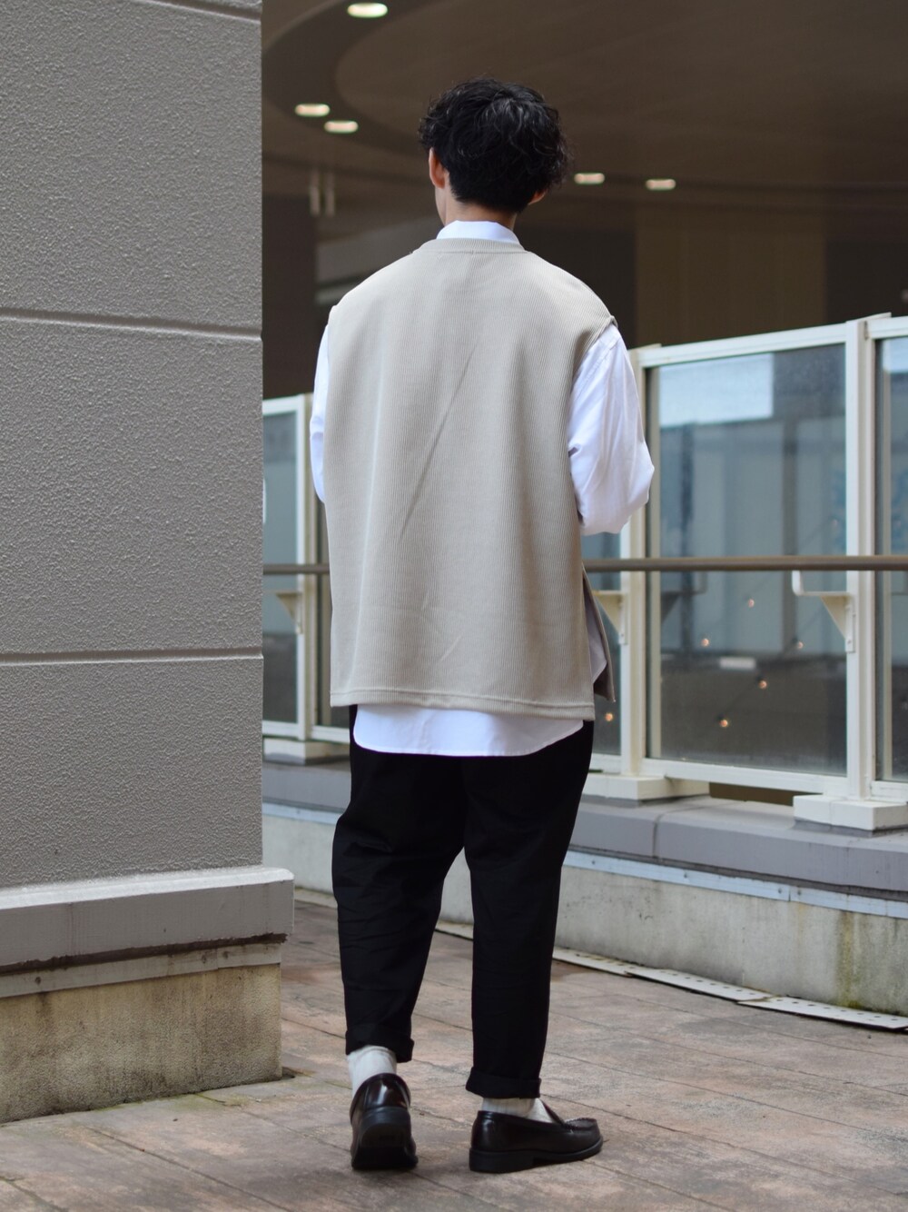 「niko and ...、ニコアンド、白シャツ、シャツスタイル、ベスト、黒パンツ、ワイドパンツ、テーパードパンツ、ローファー、革靴、きれいめカジュアル、レイヤードスタイル、春コーデ、ビッグシルエット、低身長コーデ」｜「niko and...のオックスボタンダウンビッグシャツ（シャツ/ブラウス、ホワイト系）」を使った、ぜっきーさん（メンズ・165cm）の春コーディネートの4枚目の写真