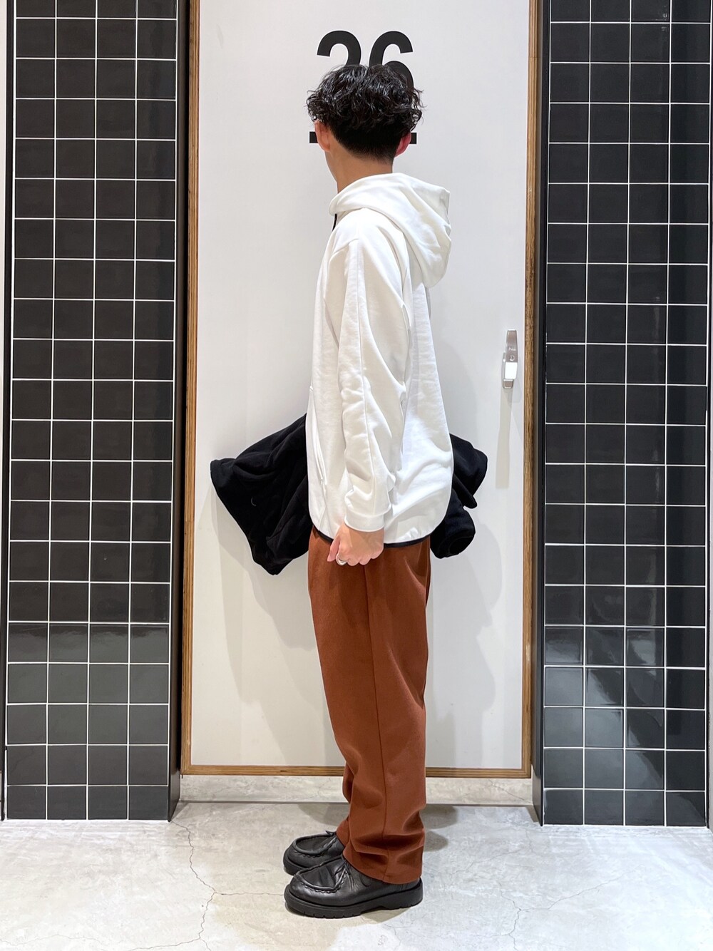 「niko and ...、ニコアンド、NUMERALS、私の推しブランド、フリース、フリースジャケット、パーカー、白パーカー、ワイドパンツ、テーパードパンツ、KLEMAN、革靴、冬コーデ、あったかコーデ、低身長コーデ」｜「NUMERALSの[NUMERALS]フリースリバーシブルジャケット（ブルゾン、ブラック系）」を使った、ぜっきーさん（メンズ・165cm）の冬コーディネートの5枚目の写真