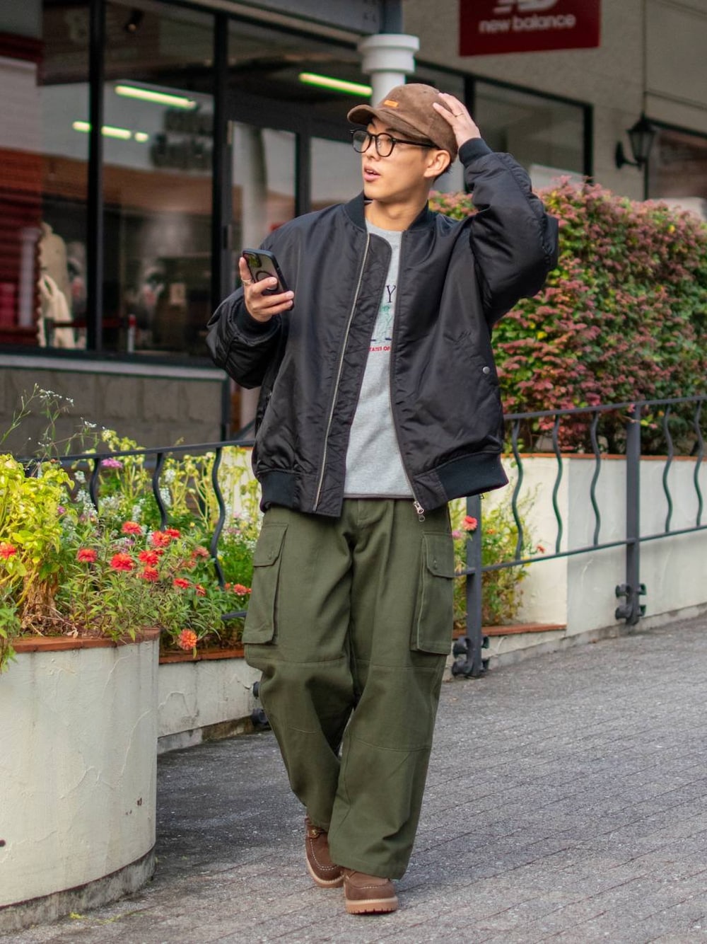 「低身長、低身長コーデ、niko and...、ニコアンド、ファッションを楽しもう、WEARyouthコーデ、冬コーデ、冬アウター、MA-1、ブルゾン、スウェット、ワイドパンツ、カーゴパンツ、キャップ、秋冬コーデ」｜「niko and...のフェイクレザーデッキシューズ（その他シューズ、ブラウン系）」を使った、ぜっきーさん（メンズ・165cm）の秋コーディネートの1枚目の写真