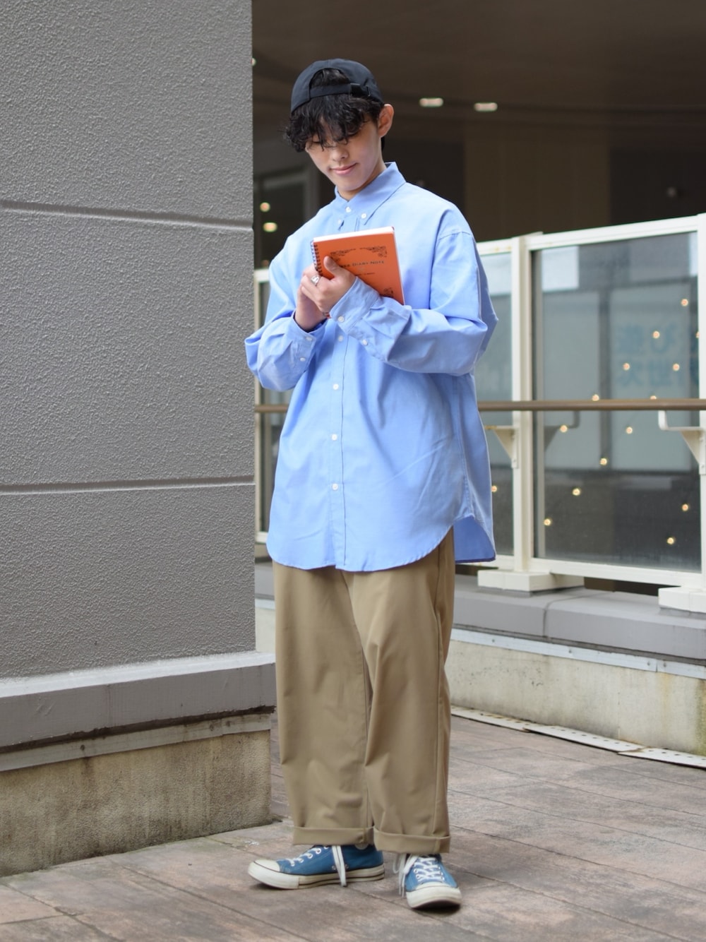 「niko and ...、ニコアンド、ブルーシャツ、シャツスタイル、ビッグシャツ、ワイドパンツ、ベージュパンツ、スラックス、春コーデ、コンバース、ハイカットスニーカー、キャップ、オーバーサイズ、低身長コーデ、きれいめカジュアル」｜「CONVERSEのALL STAR US COLORS HI オールスター ＵＳ カラーズ ハイ 31303201（スニーカー、ブルー系）」を使った、ぜっきーさん（メンズ・165cm）の春コーディネートの2枚目の写真