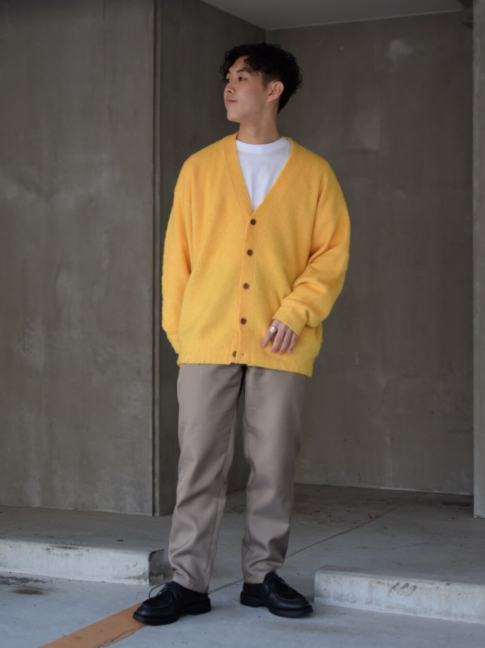 「niko and ...、ニコアンド、私の推しブランド、カーディガン、黄色、ニットカーディガン、テーパードパンツ、革靴、KLEMAN、トレンドコーデ、低身長コーデ、春コーデ、きれいめカジュアル、ビッグシルエット、オーバーサイズ」｜「niko and...のPEギャバジンスリムパンツ（チノパンツ、ベージュ系）」を使った、ぜっきーさん（メンズ・165cm）の冬コーディネートの4枚目の写真
