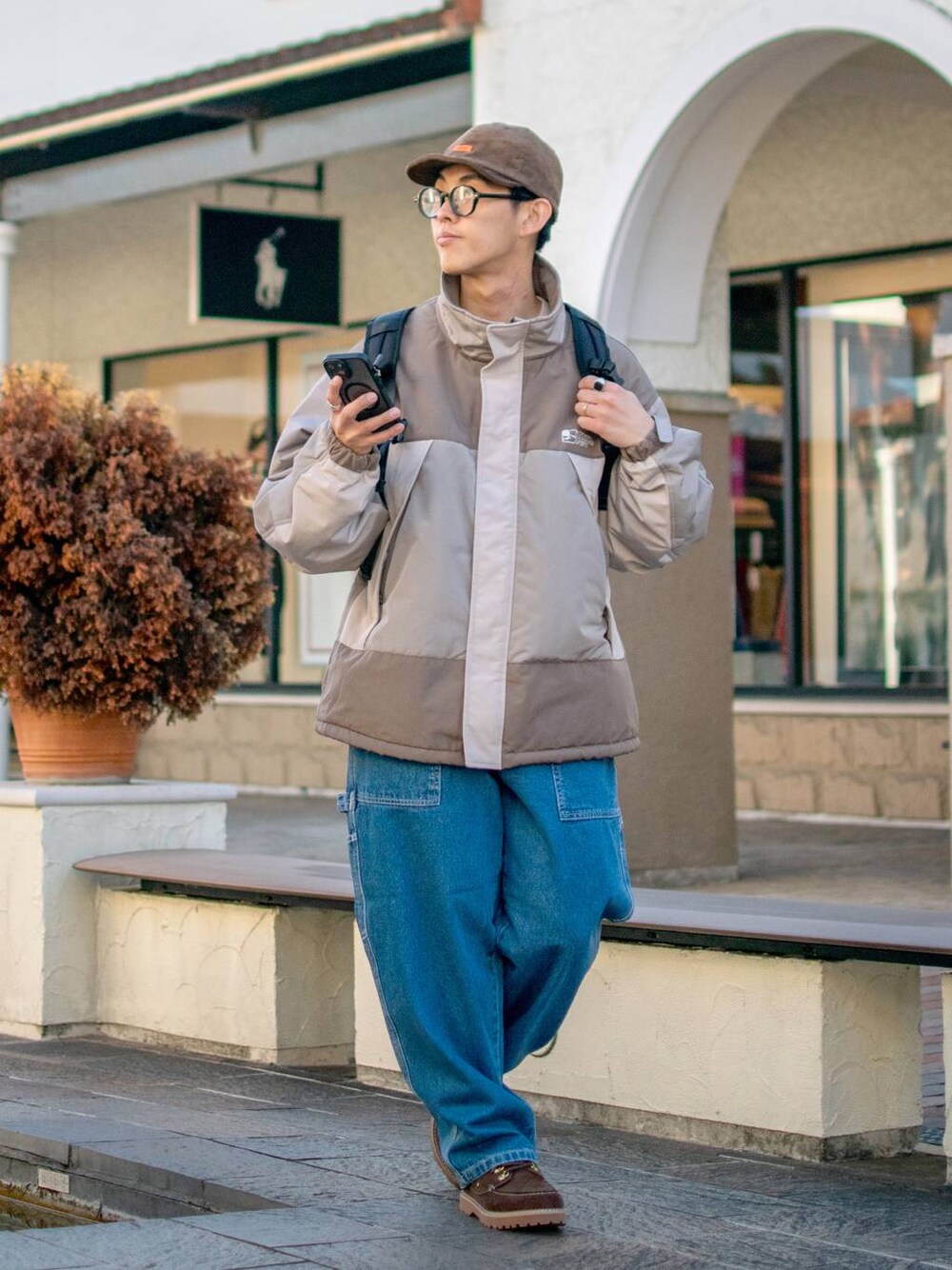 「低身長、低身長コーデ、niko and ...、ニコアンド、新星WEARISTAにエントリー、WEARyouthコーデ、ブルゾン、お出かけコーデ、冬アウター、冬コーデ、ワイドパンツ、デニム、デニムパンツ、キャップ、リュック」｜「niko and...のデニムペインターパンツ［niko and ...JEANS 2023AW］（デニムパンツ、ブルー系）」を使った、ぜっきーさん（メンズ・165cm）の冬コーディネートの1枚目の写真