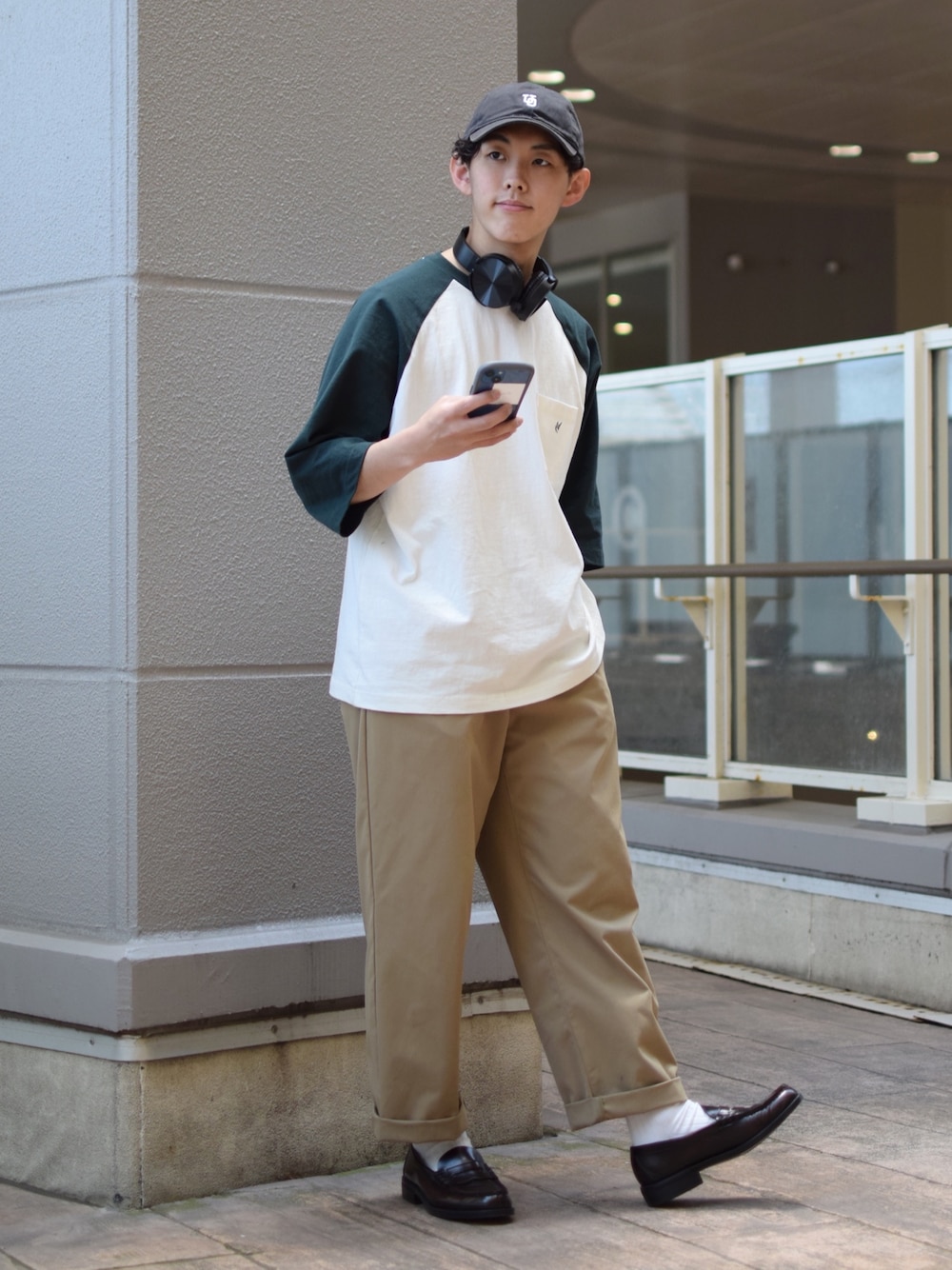 「niko and ...、ニコアンド、ラグランTシャツ、ロゴT、５分袖、グリーン、ワイドパンツ、ベージュパンツ、ロールアップ、ローファー、革靴、キャップ、きれいめカジュアル、低身長コーデ、シンプルコーデ」｜「UNIVERSAL OVERALLの【UNIVERSAL OVERALL】別注ウォッシュドコットンローキャップ（キャップ、グレー系）」を使った、ぜっきーさん（メンズ・165cm）の春コーディネートの1枚目の写真