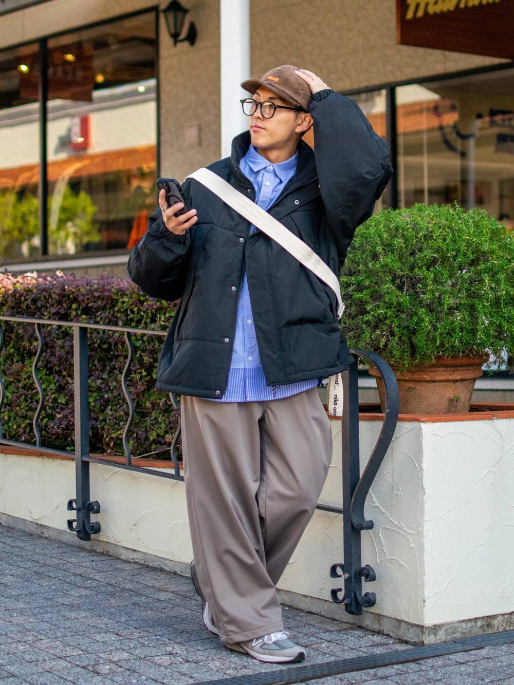 「低身長、低身長コーデ、niko and ...、ニコアンド、ファッションを楽しもう、WEARyouthコーデ、クリスマスに着たい服、アウター、冬アウター、ブルゾン、シャツ、ワイドパンツ、キャップ、ショルダーバッグ、メガネ」｜「niko and...のオリジナルクラウンパントだて眼鏡＆サングラス（メガネ、ブラック系）」を使った、ぜっきーさん（メンズ・165cm）の秋コーディネートの1枚目の写真