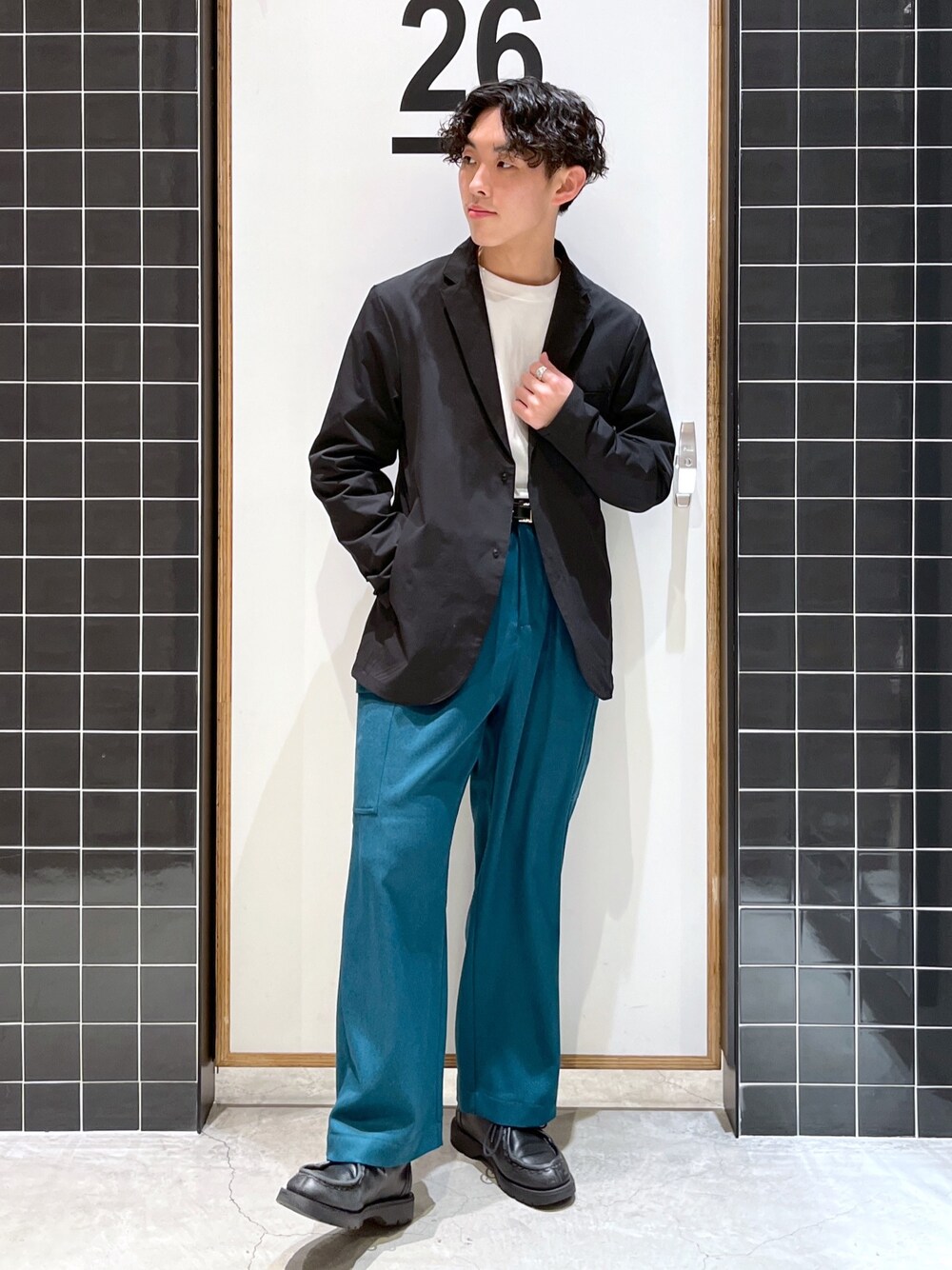 「niko and ...、ニコアンド、NUMERALS、テーラードジャケット、タックイン、白Tシャツ、ワイドパンツ、カラーパンツ、グリーン、スラックス、革靴、KLEMAN、低身長コーデ、きれいめカジュアル、春コーデ」｜「NUMERALSの[NUMERALS]ストレッチベーシックジャケット[セットアップ対応]（テーラードジャケット、ブラック系）」を使った、ぜっきーさん（メンズ・165cm）の冬コーディネートの2枚目の写真