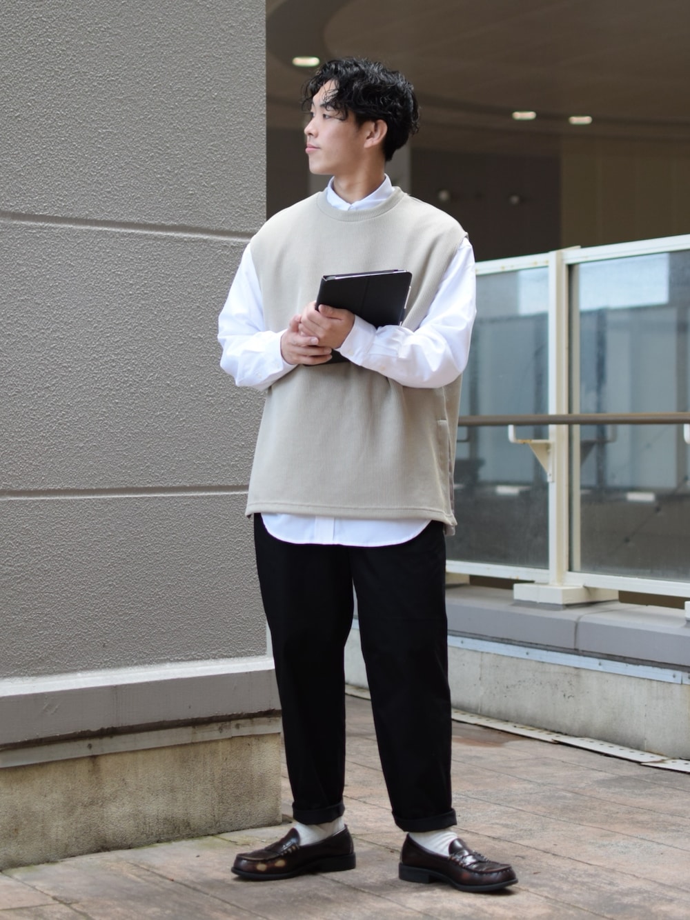 「niko and ...、ニコアンド、白シャツ、シャツスタイル、ベスト、黒パンツ、ワイドパンツ、テーパードパンツ、ローファー、革靴、きれいめカジュアル、レイヤードスタイル、春コーデ、ビッグシルエット、低身長コーデ」｜「niko and...のオックスボタンダウンビッグシャツ（シャツ/ブラウス、ホワイト系）」を使った、ぜっきーさん（メンズ・165cm）の春コーディネートの2枚目の写真