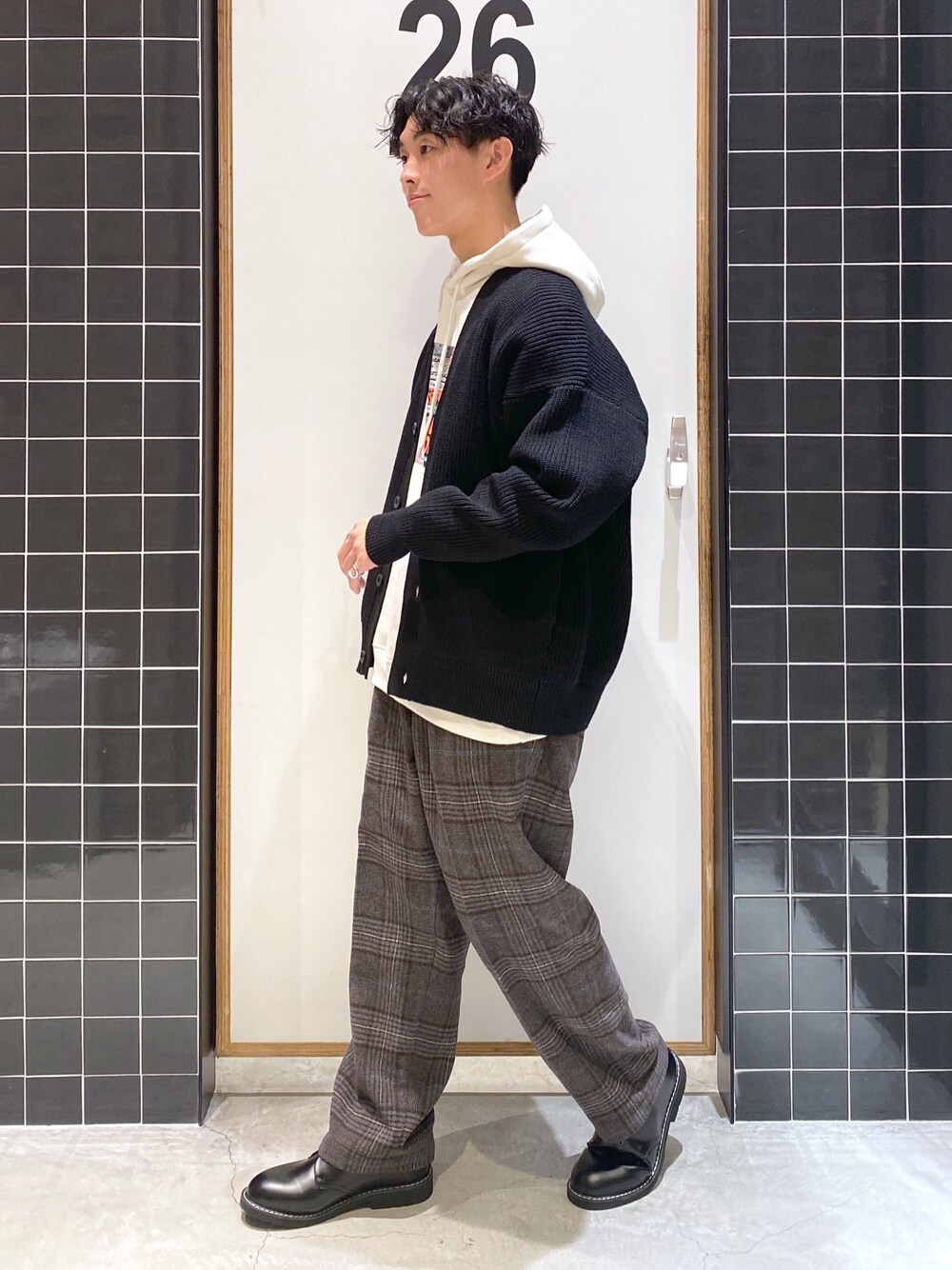 「カーディガン、ビッグシルエット、パーカー、ニットカーディガン、モノトーン、オーバーサイズ、ワイドパンツ、チェックパンツ、革靴、シンプルコーデ、ニコアンド、カジュアルコーデ、白パーカー、niko and ...、ニコアンド(niko and...)」｜「niko and...の三杢BIGVネックニットカーディガン（カーディガン/ボレロ、ブラック系）」を使った、ぜっきーさん（メンズ・165cm）の冬コーディネートの2枚目の写真