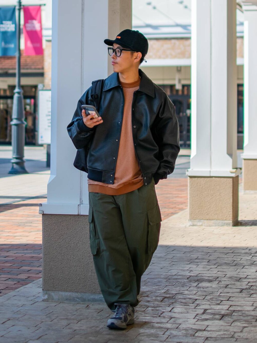 「低身長、低身長コーデ、niko and...、ニコアンド、重ね着ベストシーズン、WEARyouthコーデ、ブルゾン、レザー、ロンT、オレンジ、ワイドパンツ、カーゴパンツ、キャップ、秋コーデ、リュック」｜「niko and...のオリジナルボスリントン伊達メガネ（メガネ、ブラック系）」を使った、ぜっきーさん（メンズ・165cm）の秋コーディネートの1枚目の写真