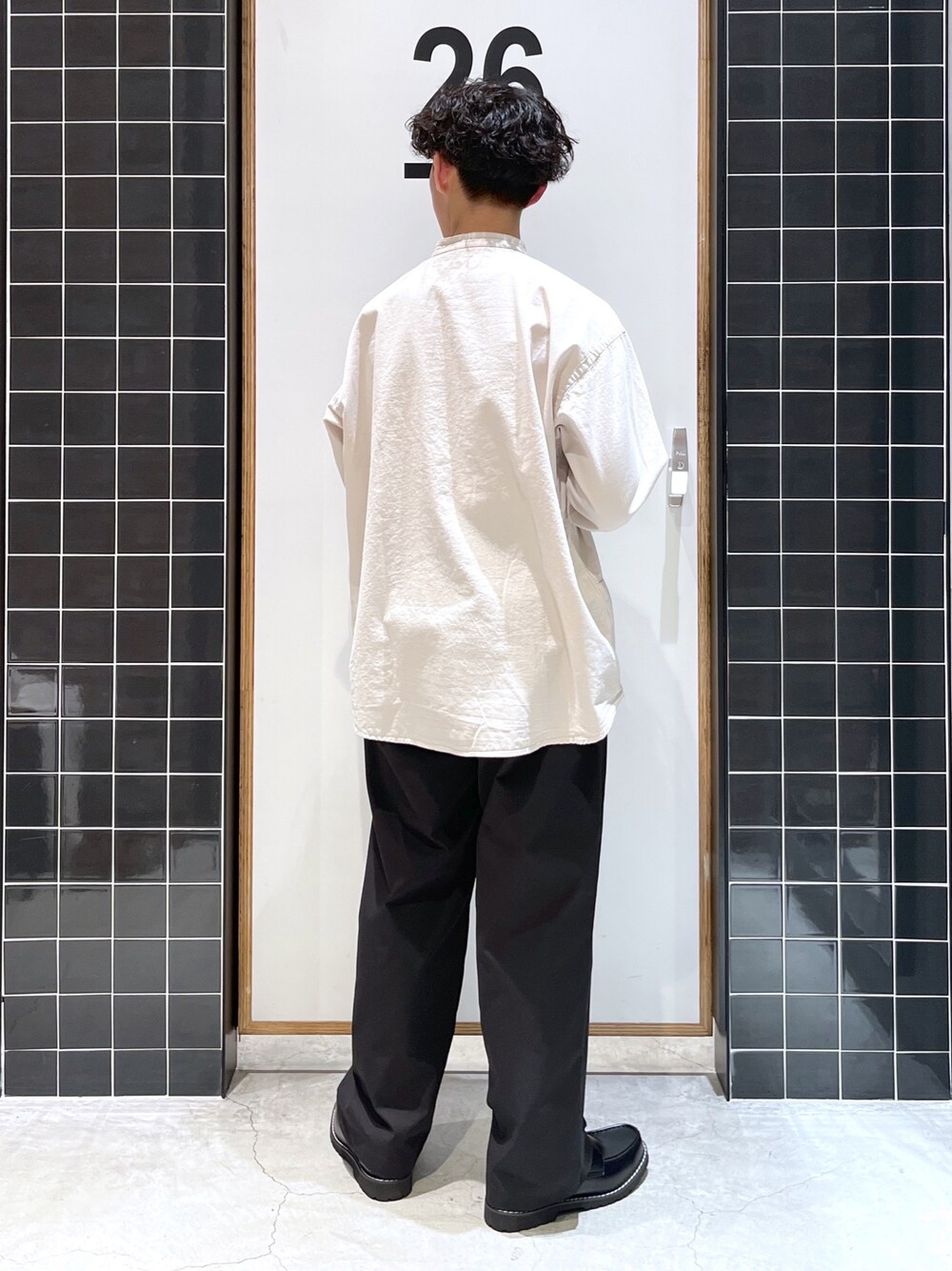 「niko and ...、ニコアンド、シンプルコーデ、シャツスタイル、ノーカラーシャツ、ロングシャツ、スラックス、ワイドパンツ、黒パンツ、ローファー、革靴、春コーデ、低身長コーデ、きれいめカジュアル、ビッグシルエット」｜「niko and...のコットンツイルバンドカラーシャツ（シャツ/ブラウス、ベージュ系）」を使った、ぜっきーさん（メンズ・165cm）の春コーディネートの4枚目の写真