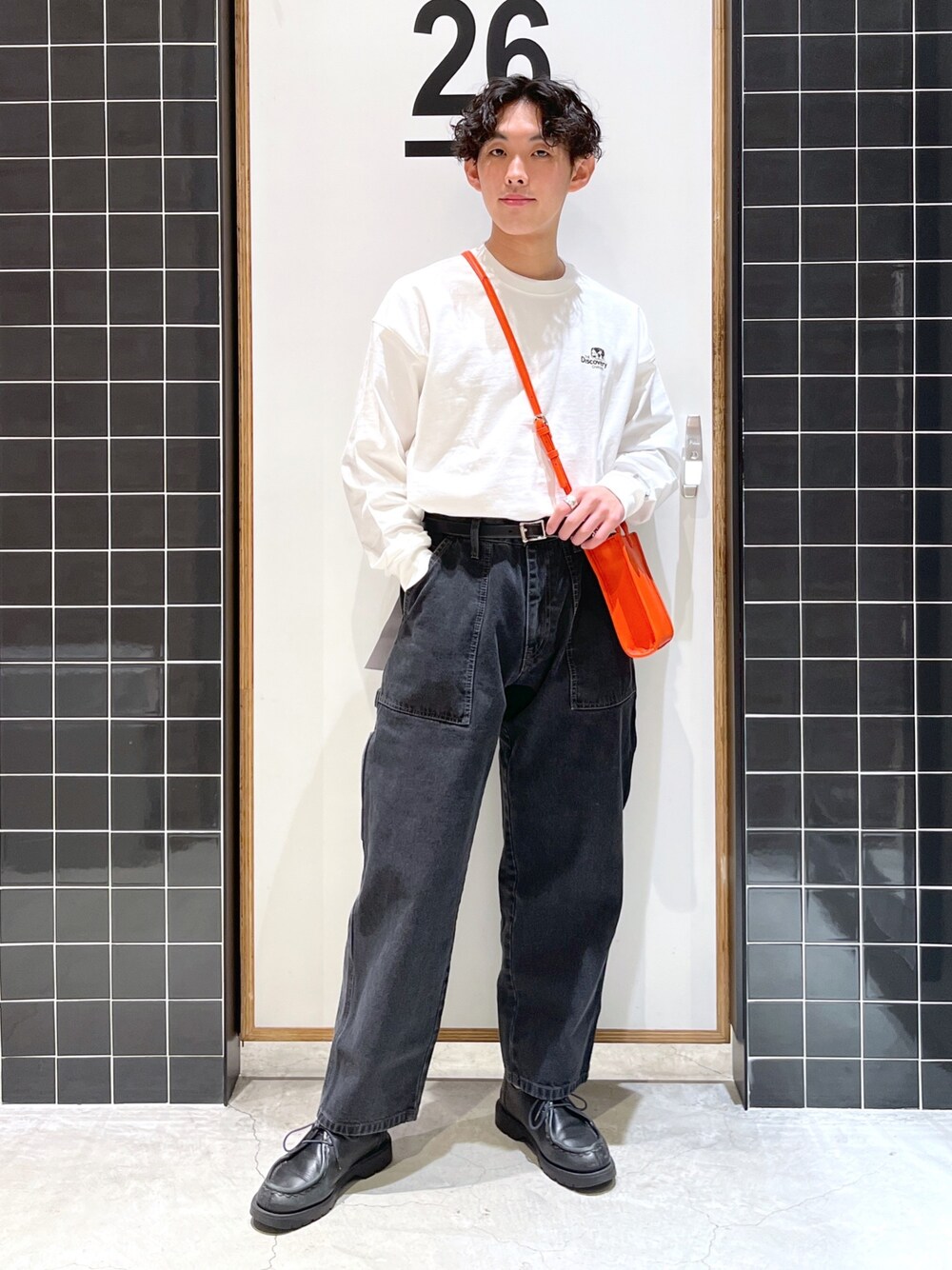 「niko and ...、ニコアンド、白Tシャツ、ロンT、ロゴT、バックプリント、タックイン、ワイドパンツ、ワイドデニム、ペインターパンツ、革靴、KLEMAN、ショルダーバッグ、オレンジ、低身長コーデ」｜「niko and...のディスカバリーチャンネルロンT（Tシャツ/カットソー、ホワイト系）」を使った、ぜっきーさん（メンズ・165cm）の冬コーディネートの1枚目の写真
