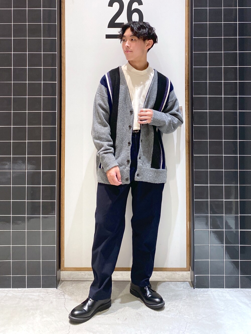 「テーパードパンツ、カーディガン、ビッグシルエット、ニットカーディガン、ハイネック、ストライプ、ロンT、ワイドパンツ、革靴、バルーンパンツ、タックイン、きれいめカジュアル、ニコアンド、niko and ...、ニコアンド(niko and...)」｜「niko and...のピーチPEモックネックプルオーバー（Tシャツ/カットソー、ベージュ系）」を使った、ぜっきーさん（メンズ・165cm）の冬コーディネートの2枚目の写真