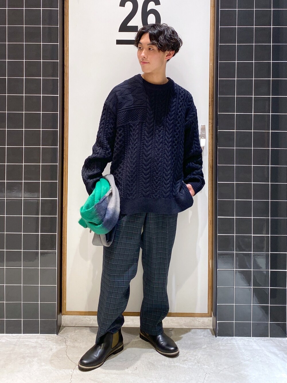 「niko and ...、ニコアンド、ビッグシルエット、ニット、ケーブルニット、ワイドパンツ、チェックパンツ、チェック柄に恋してる、テーパードパンツ、サイドゴアブーツ、ボリュームマフラー、マフラー、低身長コーデ、ゆるコーデ、冬コーデ」｜「niko and...のサイドゴアブーツ（ブーツ、ブラック系）」を使った、ぜっきーさん（メンズ・165cm）の冬コーディネートの4枚目の写真